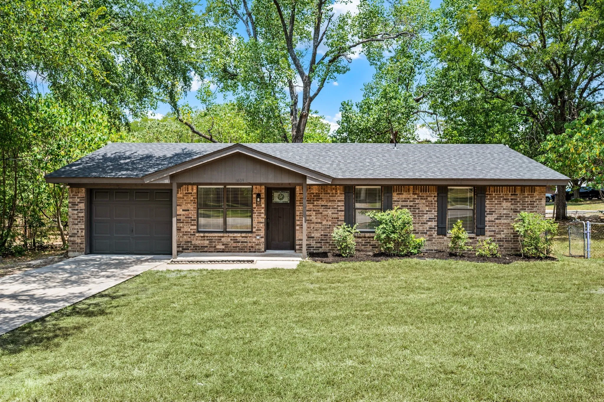 Single Family Residence For Sale in Tarrant County , 1409 Scotland Avenue, Azle, Texas 76020, 3 Bedroom, 1 Bathroom, 1 Garage spaces, 1,124 Sqft, built in 1991, mls#21353036, Real Estate Agent in Azle, Homes For Sale in Tarrant county, Homes For Sale in Azle, Realtor in Azle Texas, Real Estate Brokerage Independent Realty Texas, Luminita Cordes Realtor