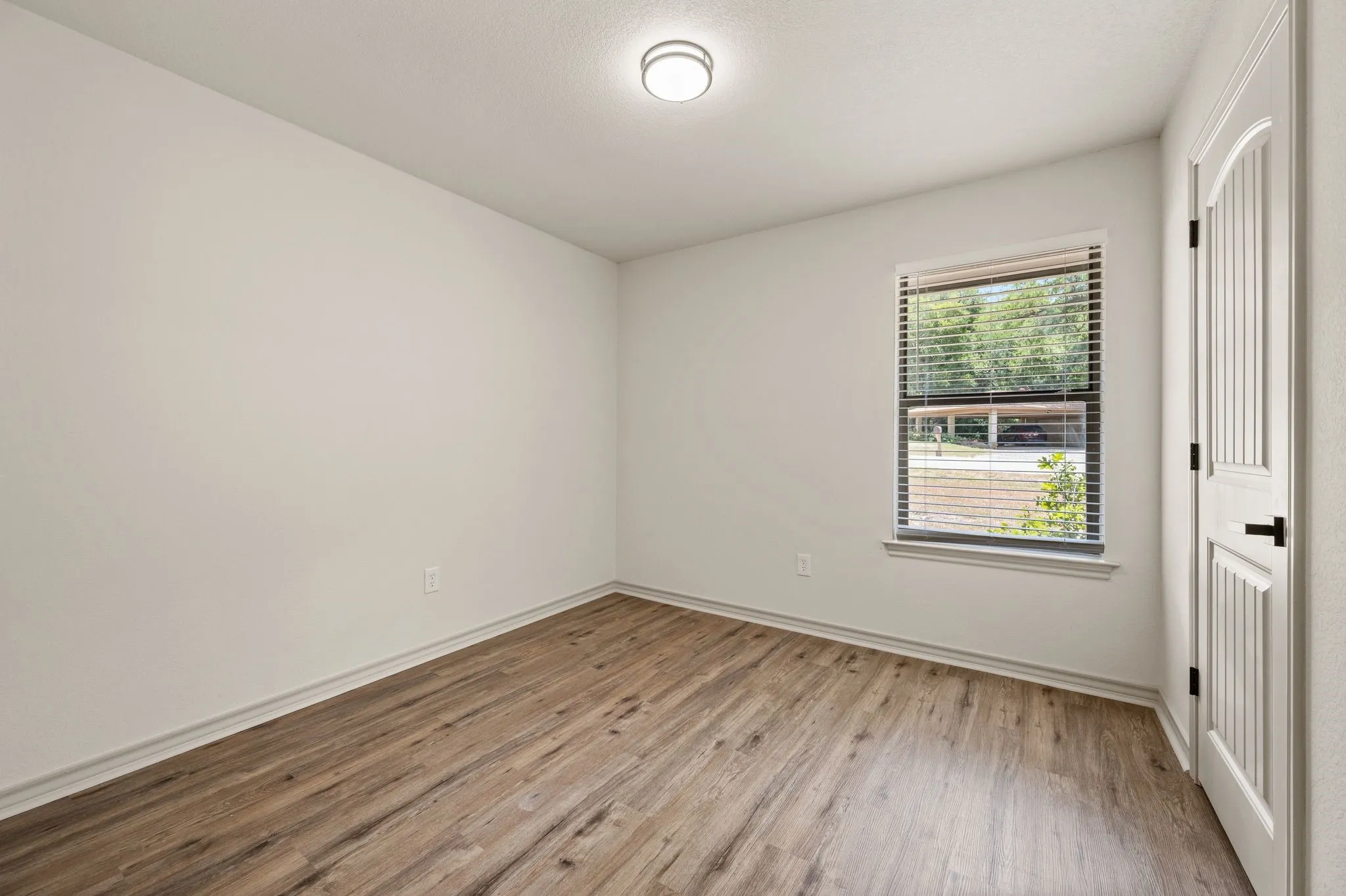 Single Family Residence For Sale in Tarrant County , 1409 Scotland Avenue, Azle, Texas 76020, 3 Bedroom, 1 Bathroom, 1 Garage spaces, 1,124 Sqft, built in 1991, mls#21353036, Real Estate Agent in Azle, Homes For Sale in Tarrant county, Homes For Sale in Azle, Realtor in Azle Texas, Real Estate Brokerage Independent Realty Texas, Luminita Cordes Realtor