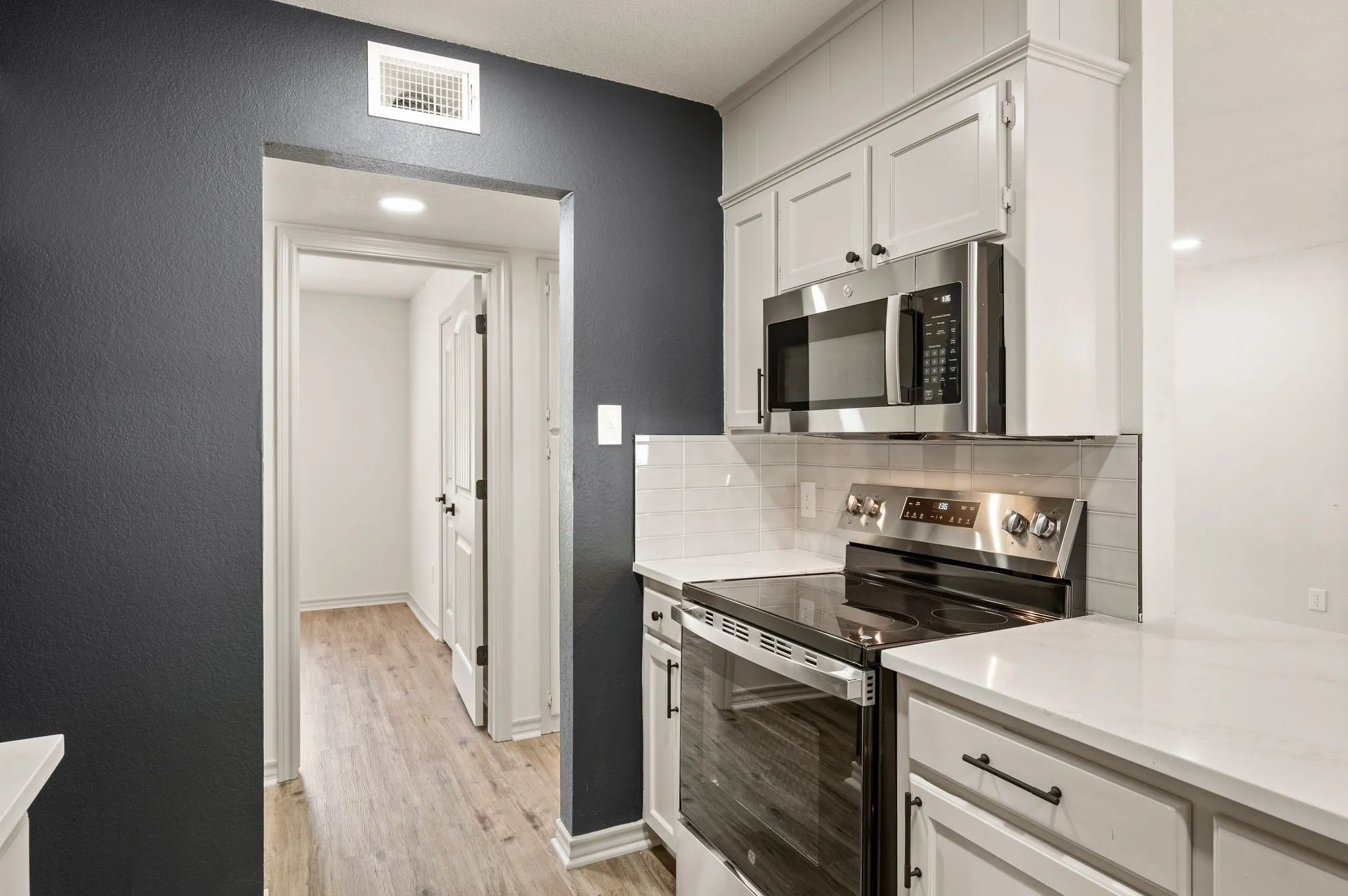 Single Family Residence For Sale in Tarrant County , 1409 Scotland Avenue, Azle, Texas 76020, 3 Bedroom, 1 Bathroom, 1 Garage spaces, 1,124 Sqft, built in 1991, mls#21353036, Real Estate Agent in Azle, Homes For Sale in Tarrant county, Homes For Sale in Azle, Realtor in Azle Texas, Real Estate Brokerage Independent Realty Texas, Luminita Cordes Realtor