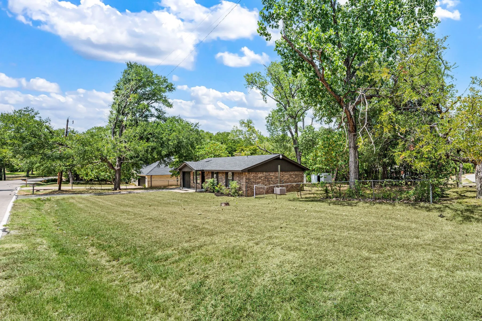 Single Family Residence For Sale in Tarrant County , 1409 Scotland Avenue, Azle, Texas 76020, 3 Bedroom, 1 Bathroom, 1 Garage spaces, 1,124 Sqft, built in 1991, mls#21353036, Real Estate Agent in Azle, Homes For Sale in Tarrant county, Homes For Sale in Azle, Realtor in Azle Texas, Real Estate Brokerage Independent Realty Texas, Luminita Cordes Realtor