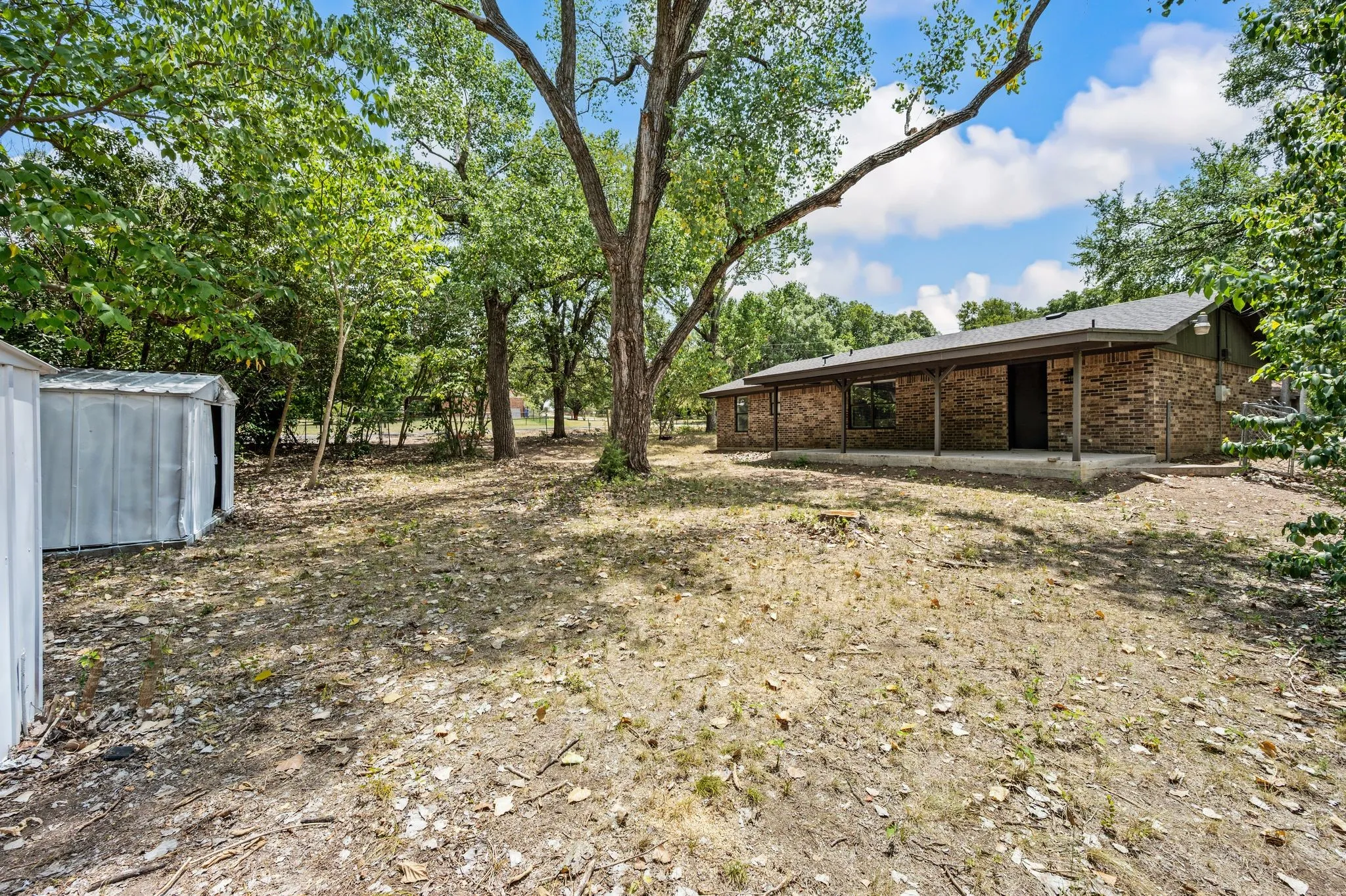 Single Family Residence For Sale in Tarrant County , 1409 Scotland Avenue, Azle, Texas 76020, 3 Bedroom, 1 Bathroom, 1 Garage spaces, 1,124 Sqft, built in 1991, mls#21353036, Real Estate Agent in Azle, Homes For Sale in Tarrant county, Homes For Sale in Azle, Realtor in Azle Texas, Real Estate Brokerage Independent Realty Texas, Luminita Cordes Realtor