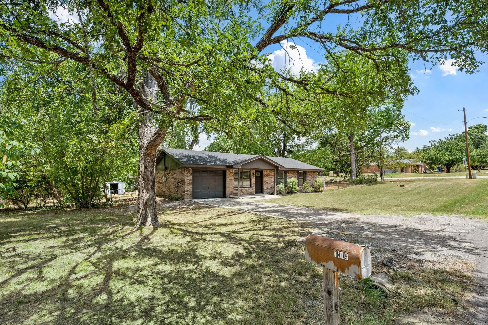 Single Family Residence For Sale in Tarrant County , 1409 Scotland Avenue, Azle, Texas 76020, 3 Bedroom, 1 Bathroom, 1 Garage spaces, 1,124 Sqft, built in 1991, mls#21353036, Real Estate Agent in Azle, Homes For Sale in Tarrant county, Homes For Sale in Azle, Realtor in Azle Texas, Real Estate Brokerage Independent Realty Texas, Luminita Cordes Realtor