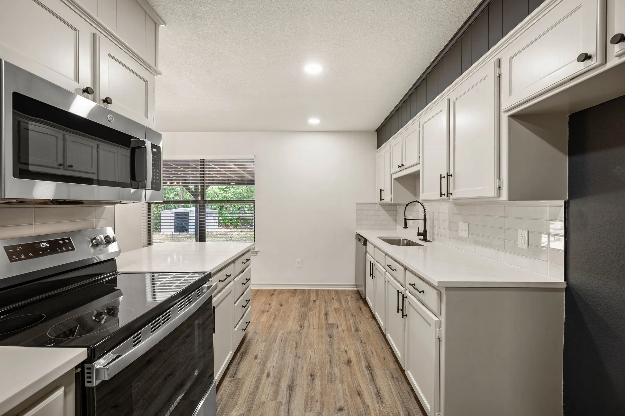 Single Family Residence For Sale in Tarrant County , 1409 Scotland Avenue, Azle, Texas 76020, 3 Bedroom, 1 Bathroom, 1 Garage spaces, 1,124 Sqft, built in 1991, mls#21353036, Real Estate Agent in Azle, Homes For Sale in Tarrant county, Homes For Sale in Azle, Realtor in Azle Texas, Real Estate Brokerage Independent Realty Texas, Luminita Cordes Realtor
