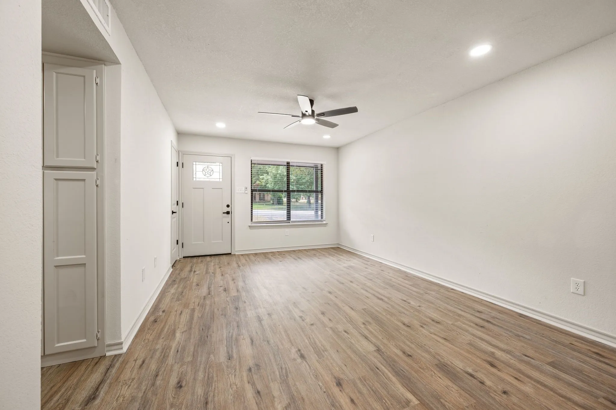 Single Family Residence For Sale in Tarrant County , 1409 Scotland Avenue, Azle, Texas 76020, 3 Bedroom, 1 Bathroom, 1 Garage spaces, 1,124 Sqft, built in 1991, mls#21353036, Real Estate Agent in Azle, Homes For Sale in Tarrant county, Homes For Sale in Azle, Realtor in Azle Texas, Real Estate Brokerage Independent Realty Texas, Luminita Cordes Realtor