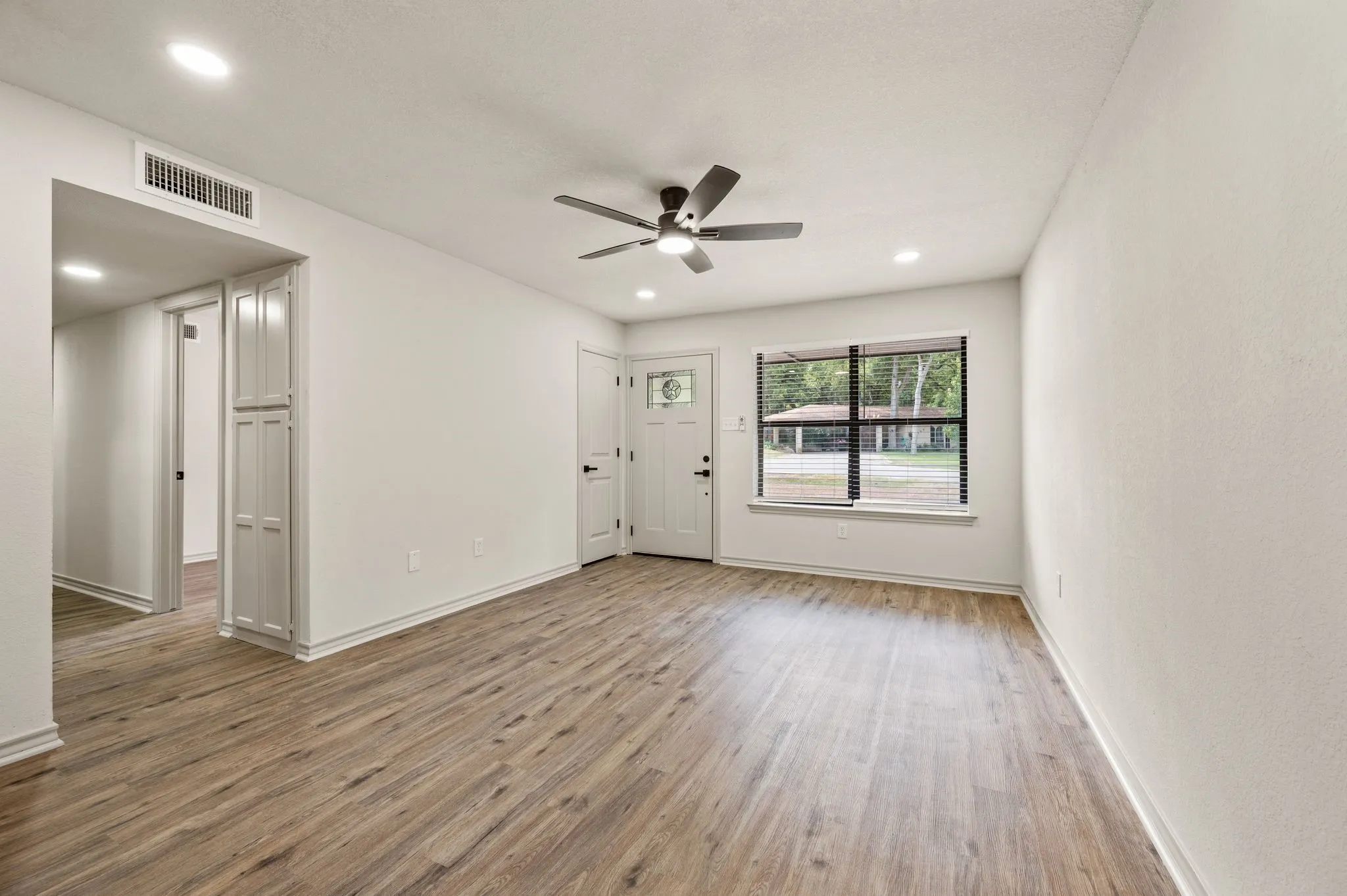 Single Family Residence For Sale in Tarrant County , 1409 Scotland Avenue, Azle, Texas 76020, 3 Bedroom, 1 Bathroom, 1 Garage spaces, 1,124 Sqft, built in 1991, mls#21353036, Real Estate Agent in Azle, Homes For Sale in Tarrant county, Homes For Sale in Azle, Realtor in Azle Texas, Real Estate Brokerage Independent Realty Texas, Luminita Cordes Realtor