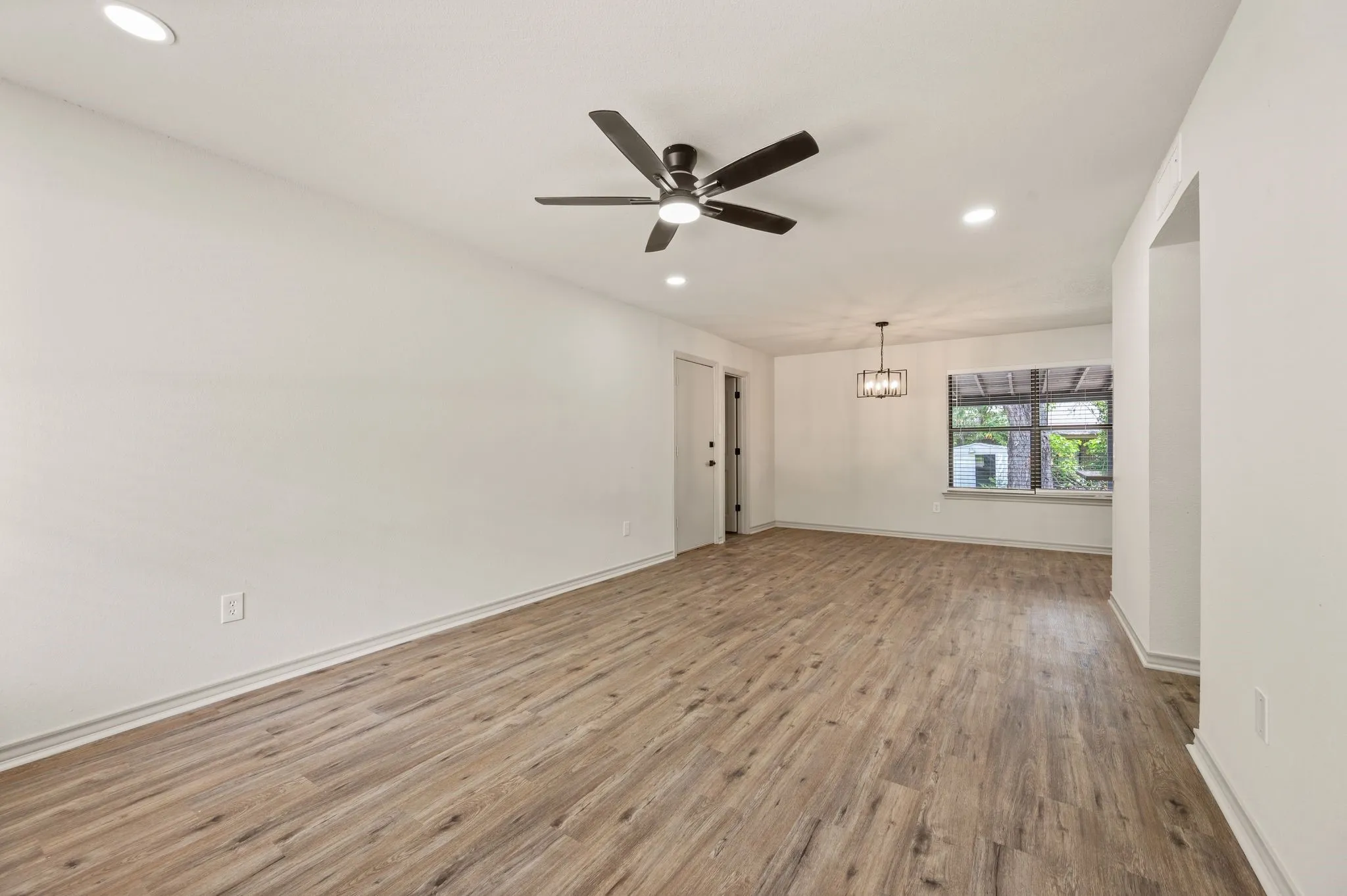 Single Family Residence For Sale in Tarrant County , 1409 Scotland Avenue, Azle, Texas 76020, 3 Bedroom, 1 Bathroom, 1 Garage spaces, 1,124 Sqft, built in 1991, mls#21353036, Real Estate Agent in Azle, Homes For Sale in Tarrant county, Homes For Sale in Azle, Realtor in Azle Texas, Real Estate Brokerage Independent Realty Texas, Luminita Cordes Realtor