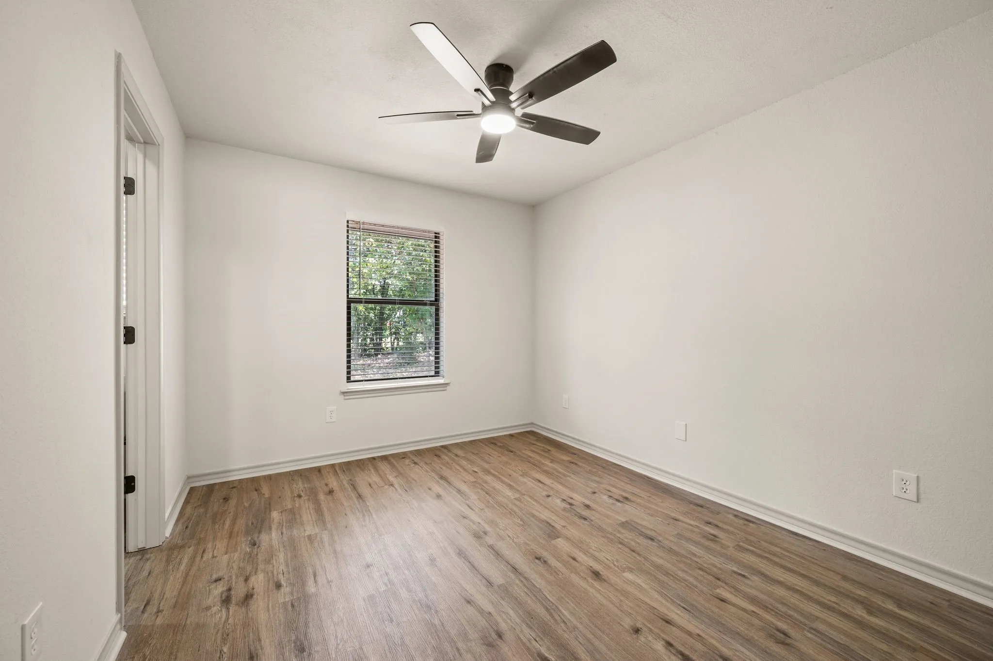 Single Family Residence For Sale in Tarrant County , 1409 Scotland Avenue, Azle, Texas 76020, 3 Bedroom, 1 Bathroom, 1 Garage spaces, 1,124 Sqft, built in 1991, mls#21353036, Real Estate Agent in Azle, Homes For Sale in Tarrant county, Homes For Sale in Azle, Realtor in Azle Texas, Real Estate Brokerage Independent Realty Texas, Luminita Cordes Realtor