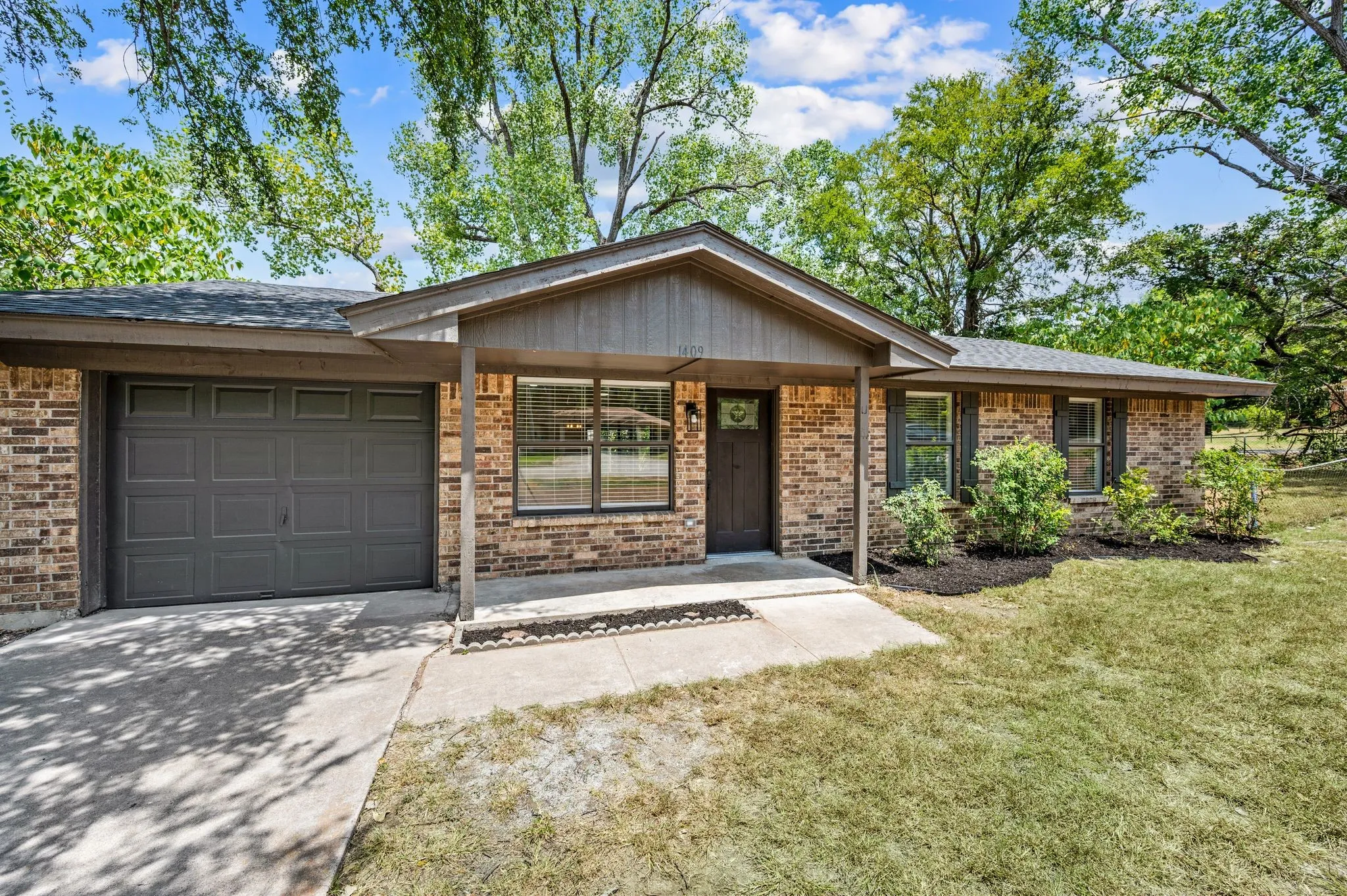 Single Family Residence For Sale in Tarrant County , 1409 Scotland Avenue, Azle, Texas 76020, 3 Bedroom, 1 Bathroom, 1 Garage spaces, 1,124 Sqft, built in 1991, mls#21353036, Real Estate Agent in Azle, Homes For Sale in Tarrant county, Homes For Sale in Azle, Realtor in Azle Texas, Real Estate Brokerage Independent Realty Texas, Luminita Cordes Realtor