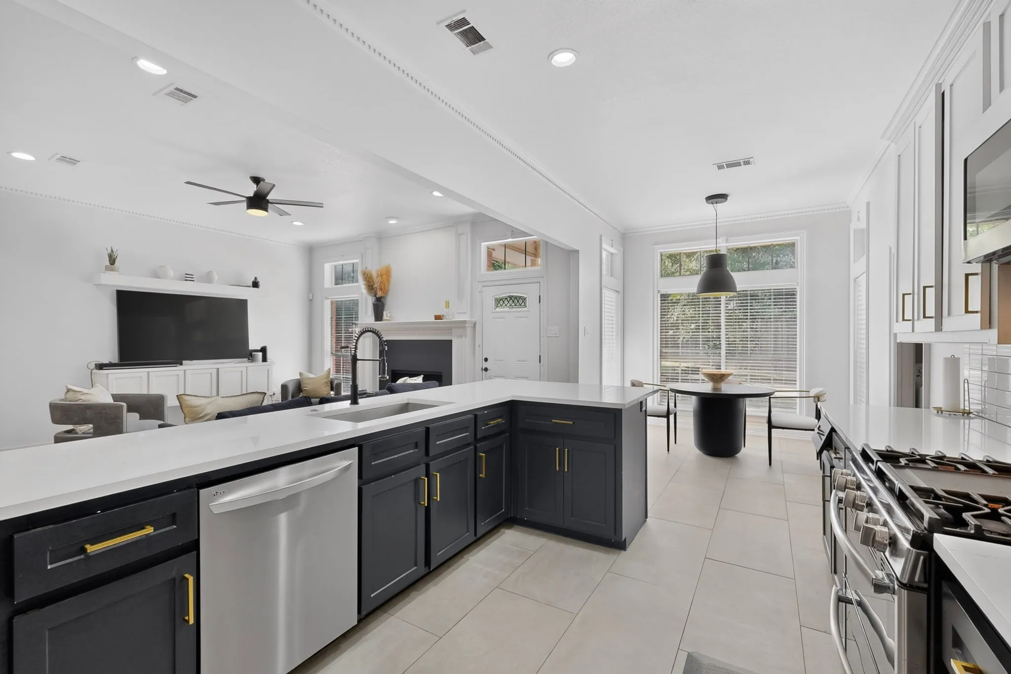Single Family Residence For Sale in Dallas County , 2120 Valley View Drive, Cedar Hill, Texas 75104, 5 Bedroom, 4 Bathroom, 1 Garage spaces, 3,246 Sqft, built in 1990, mls#21348849, Real Estate Agent in Cedar Hill, Homes For Sale in Dallas county, Homes For Sale in Cedar Hill, Realtor in Cedar Hill Texas, Real Estate Brokerage Independent Realty Texas, Luminita Cordes Realtor