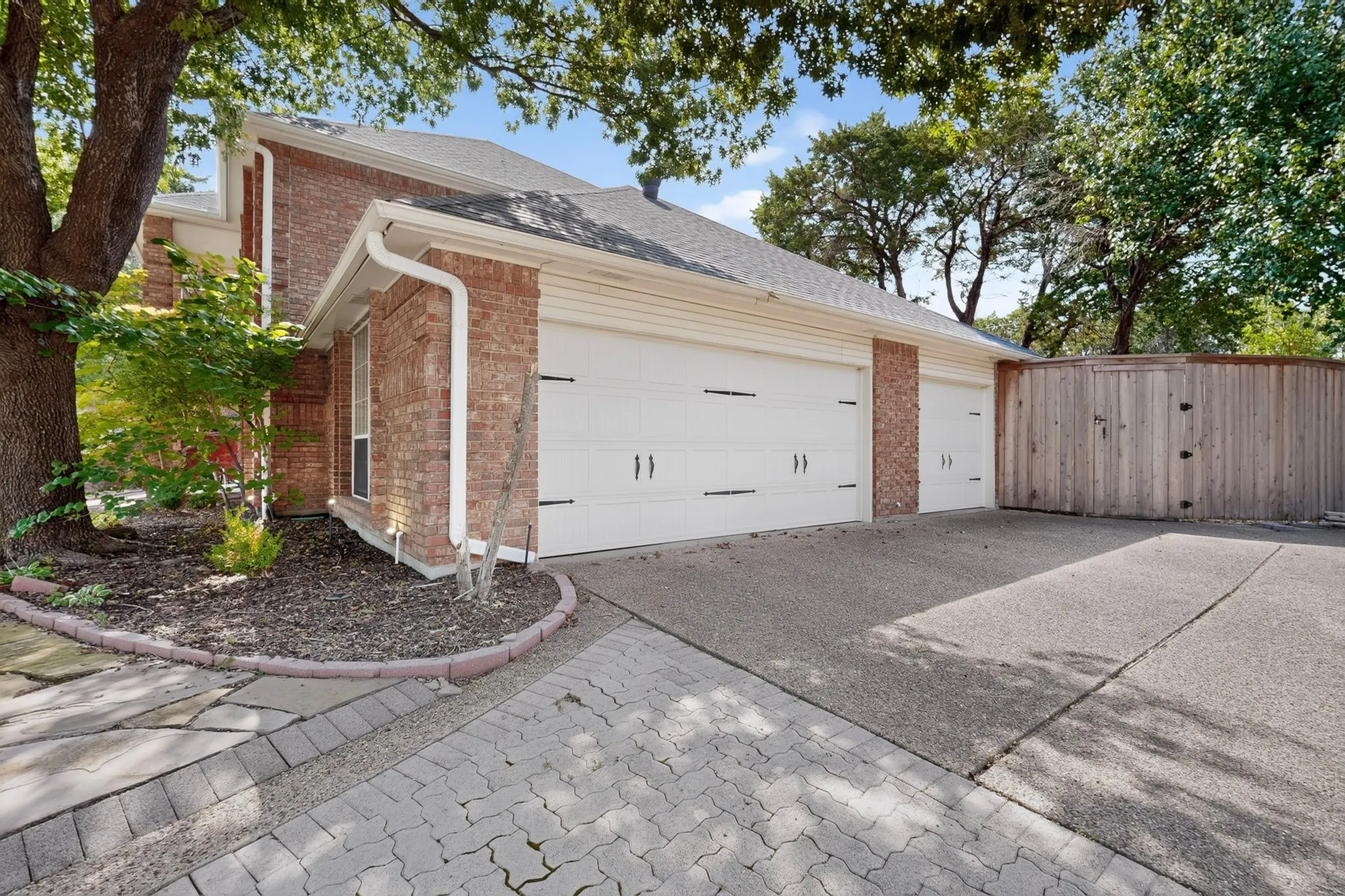 Single Family Residence For Sale in Dallas County , 2120 Valley View Drive, Cedar Hill, Texas 75104, 5 Bedroom, 4 Bathroom, 1 Garage spaces, 3,246 Sqft, built in 1990, mls#21348849, Real Estate Agent in Cedar Hill, Homes For Sale in Dallas county, Homes For Sale in Cedar Hill, Realtor in Cedar Hill Texas, Real Estate Brokerage Independent Realty Texas, Luminita Cordes Realtor