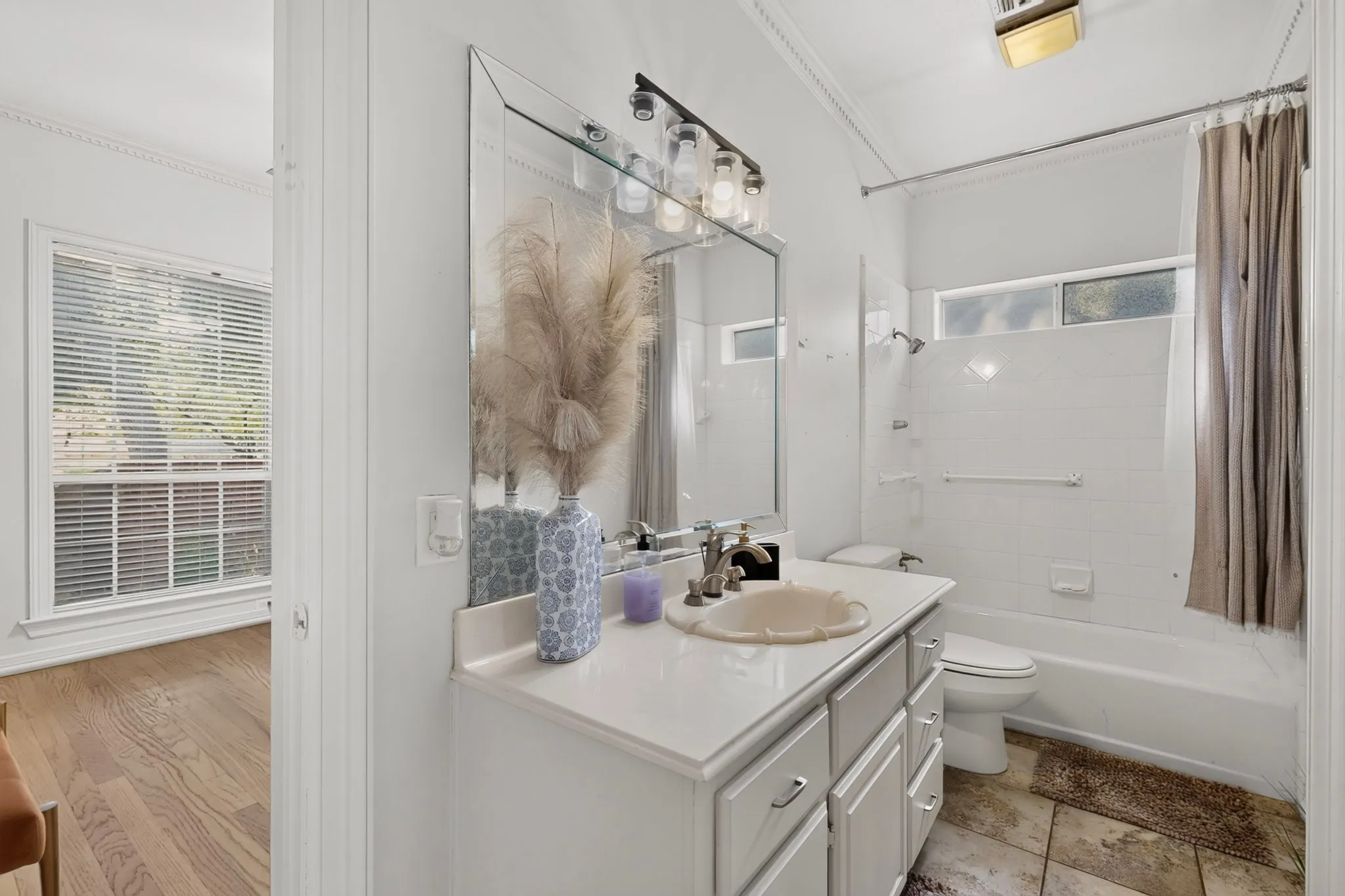 Single Family Residence For Sale in Dallas County , 2120 Valley View Drive, Cedar Hill, Texas 75104, 5 Bedroom, 4 Bathroom, 1 Garage spaces, 3,246 Sqft, built in 1990, mls#21348849, Real Estate Agent in Cedar Hill, Homes For Sale in Dallas county, Homes For Sale in Cedar Hill, Realtor in Cedar Hill Texas, Real Estate Brokerage Independent Realty Texas, Luminita Cordes Realtor