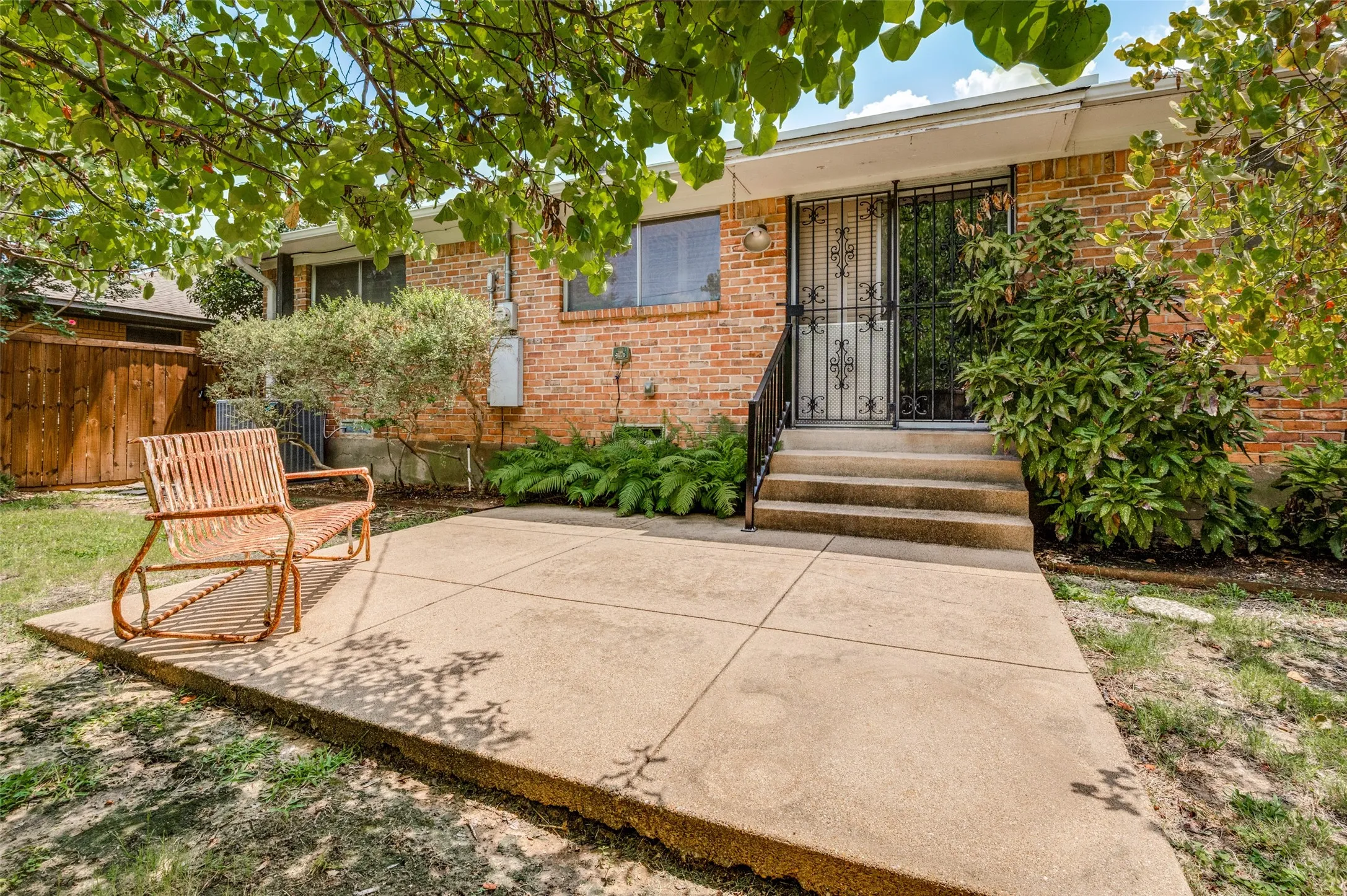 Single Family Residence For Sale in Dallas County , 827 Oak Forest Drive, Dallas, Texas 75232, 3 Bedrooms, 2 Bathrooms, 1 Garage spaces, 1,393 Sqft, built in 1958, Price $259,000, mls#21350613, Real Estate Agent in Dallas, Homes For Sale in Dallas county, Homes For Sale in Dallas, Realtor in Dallas Texas, Real Estate Brokerage Independent Realty Texas, Luminita Cordes Realtor