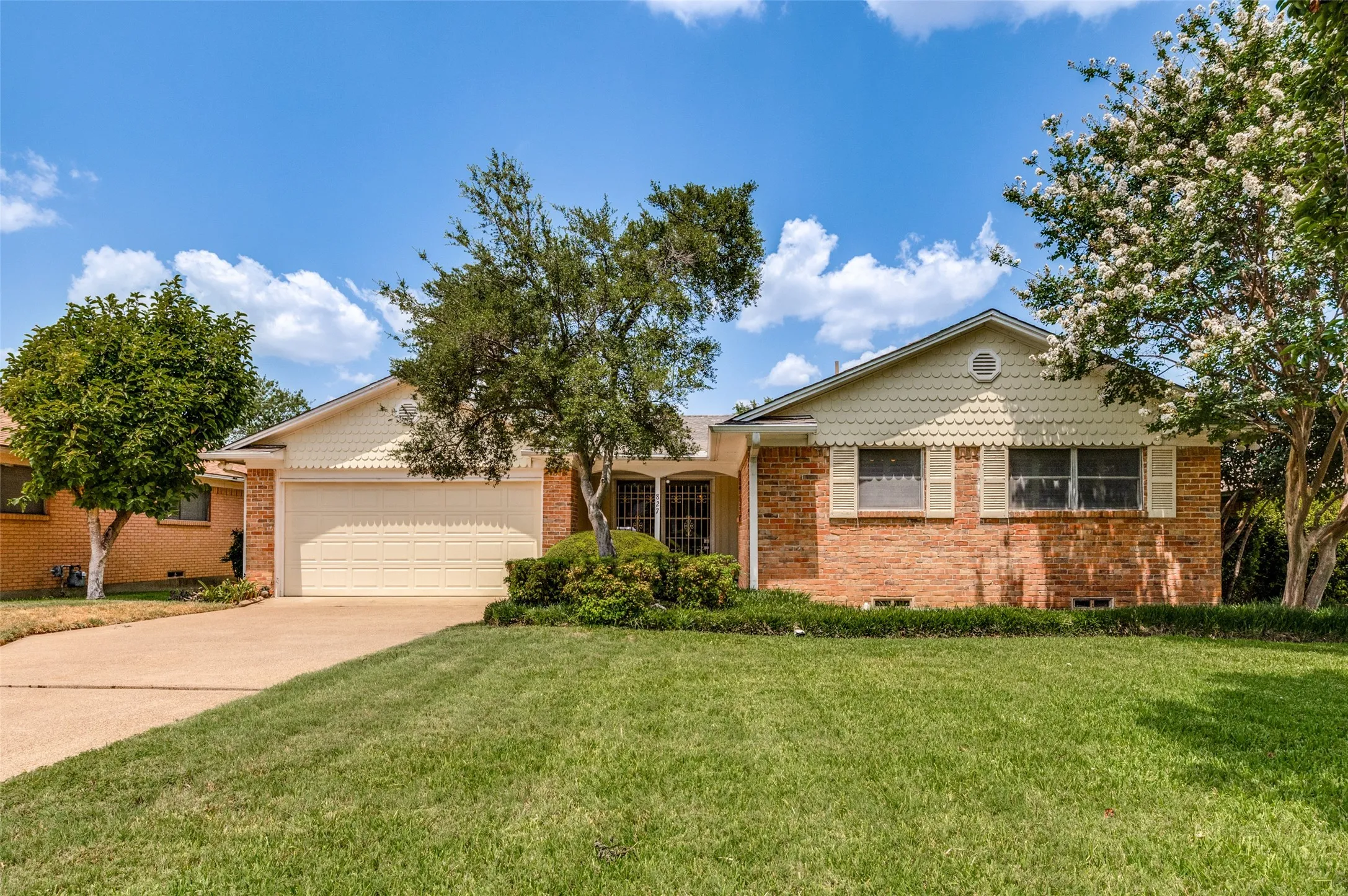 Single Family Residence For Sale in Dallas County , 827 Oak Forest Drive, Dallas, Texas 75232, 3 Bedrooms, 2 Bathrooms, 1 Garage spaces, 1,393 Sqft, built in 1958, Price $259,000, mls#21350613, Real Estate Agent in Dallas, Homes For Sale in Dallas county, Homes For Sale in Dallas, Realtor in Dallas Texas, Real Estate Brokerage Independent Realty Texas, Luminita Cordes Realtor