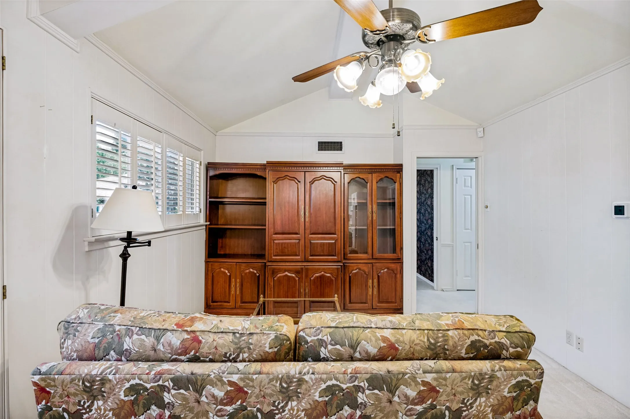 Single Family Residence For Sale in Dallas County , 827 Oak Forest Drive, Dallas, Texas 75232, 3 Bedrooms, 2 Bathrooms, 1 Garage spaces, 1,393 Sqft, built in 1958, Price $259,000, mls#21350613, Real Estate Agent in Dallas, Homes For Sale in Dallas county, Homes For Sale in Dallas, Realtor in Dallas Texas, Real Estate Brokerage Independent Realty Texas, Luminita Cordes Realtor