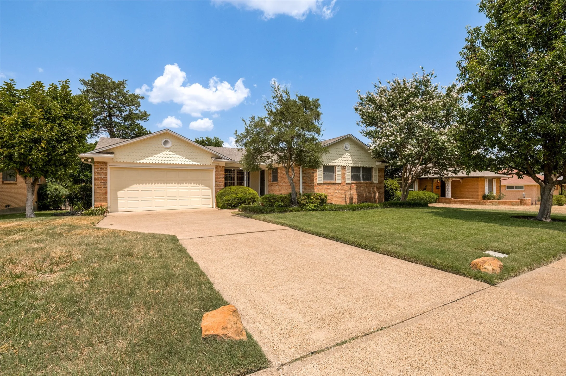 Single Family Residence For Sale in Dallas County , 827 Oak Forest Drive, Dallas, Texas 75232, 3 Bedrooms, 2 Bathrooms, 1 Garage spaces, 1,393 Sqft, built in 1958, Price $259,000, mls#21350613, Real Estate Agent in Dallas, Homes For Sale in Dallas county, Homes For Sale in Dallas, Realtor in Dallas Texas, Real Estate Brokerage Independent Realty Texas, Luminita Cordes Realtor