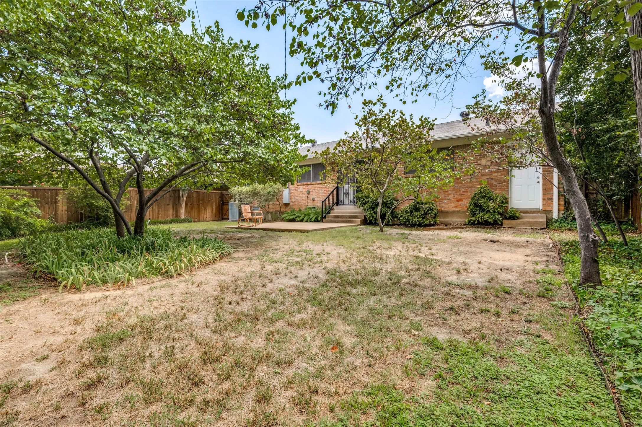 Single Family Residence For Sale in Dallas County , 827 Oak Forest Drive, Dallas, Texas 75232, 3 Bedrooms, 2 Bathrooms, 1 Garage spaces, 1,393 Sqft, built in 1958, Price $259,000, mls#21350613, Real Estate Agent in Dallas, Homes For Sale in Dallas county, Homes For Sale in Dallas, Realtor in Dallas Texas, Real Estate Brokerage Independent Realty Texas, Luminita Cordes Realtor