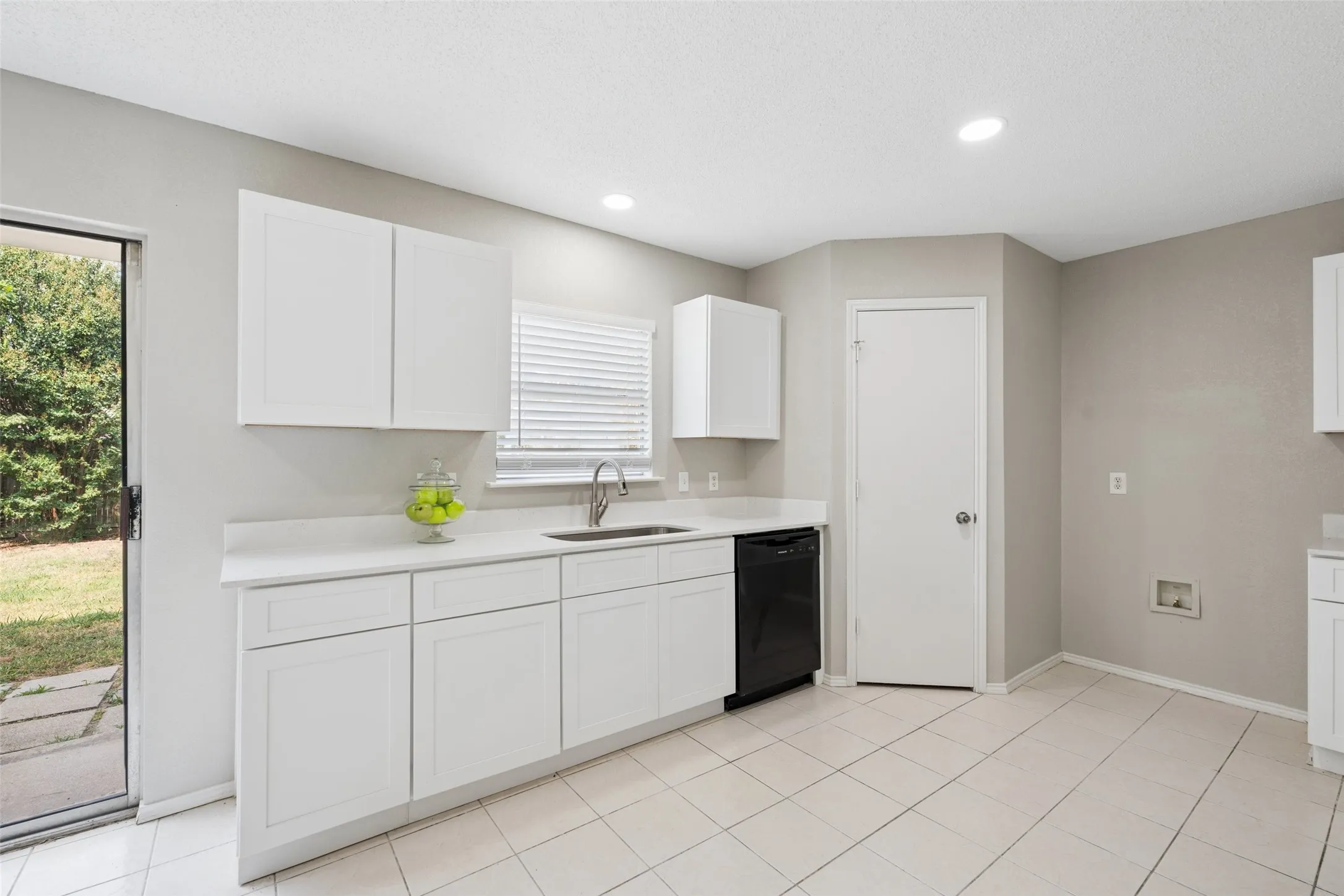 Single Family Residence For Sale in Tarrant County , 7020 Glenshire Drive, Arlington, Texas 76002, 4 Bedroom, 3 Bathroom, 2 Garage spaces, 2,040 Sqft, built in 1999, mls#21351553, Real Estate Agent in Arlington, Homes For Sale in Tarrant county, Homes For Sale in Arlington, Realtor in Arlington Texas, Real Estate Brokerage Independent Realty Texas, Luminita Cordes Realtor
