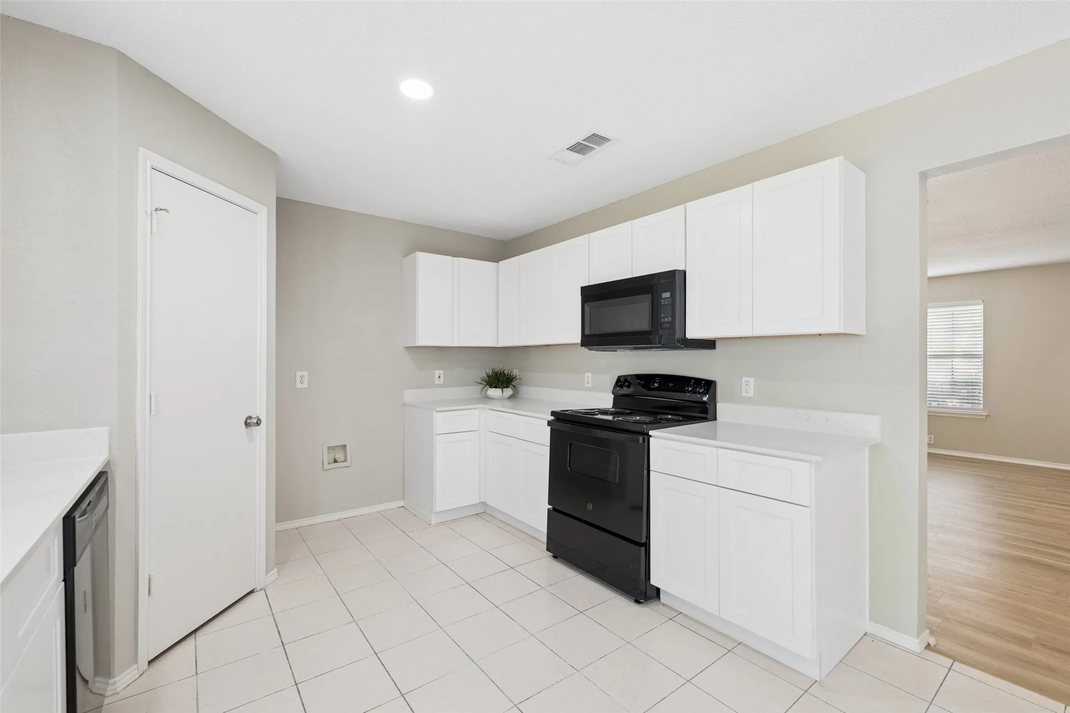 Single Family Residence For Sale in Tarrant County , 7020 Glenshire Drive, Arlington, Texas 76002, 4 Bedroom, 3 Bathroom, 2 Garage spaces, 2,040 Sqft, built in 1999, mls#21351553, Real Estate Agent in Arlington, Homes For Sale in Tarrant county, Homes For Sale in Arlington, Realtor in Arlington Texas, Real Estate Brokerage Independent Realty Texas, Luminita Cordes Realtor