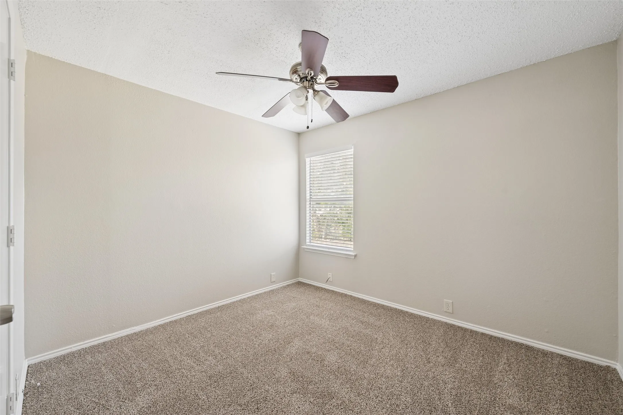 Single Family Residence For Sale in Tarrant County , 7020 Glenshire Drive, Arlington, Texas 76002, 4 Bedroom, 3 Bathroom, 2 Garage spaces, 2,040 Sqft, built in 1999, mls#21351553, Real Estate Agent in Arlington, Homes For Sale in Tarrant county, Homes For Sale in Arlington, Realtor in Arlington Texas, Real Estate Brokerage Independent Realty Texas, Luminita Cordes Realtor