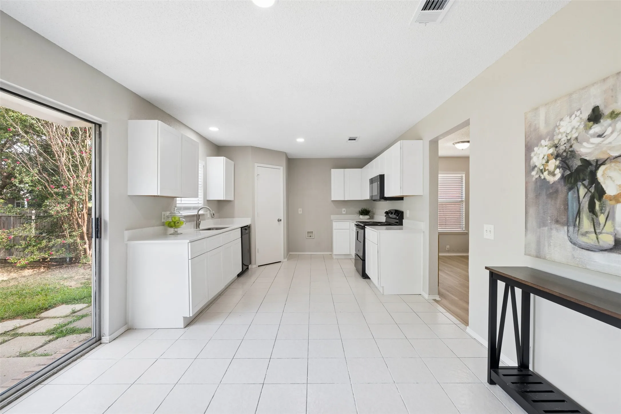 Single Family Residence For Sale in Tarrant County , 7020 Glenshire Drive, Arlington, Texas 76002, 4 Bedroom, 3 Bathroom, 2 Garage spaces, 2,040 Sqft, built in 1999, mls#21351553, Real Estate Agent in Arlington, Homes For Sale in Tarrant county, Homes For Sale in Arlington, Realtor in Arlington Texas, Real Estate Brokerage Independent Realty Texas, Luminita Cordes Realtor