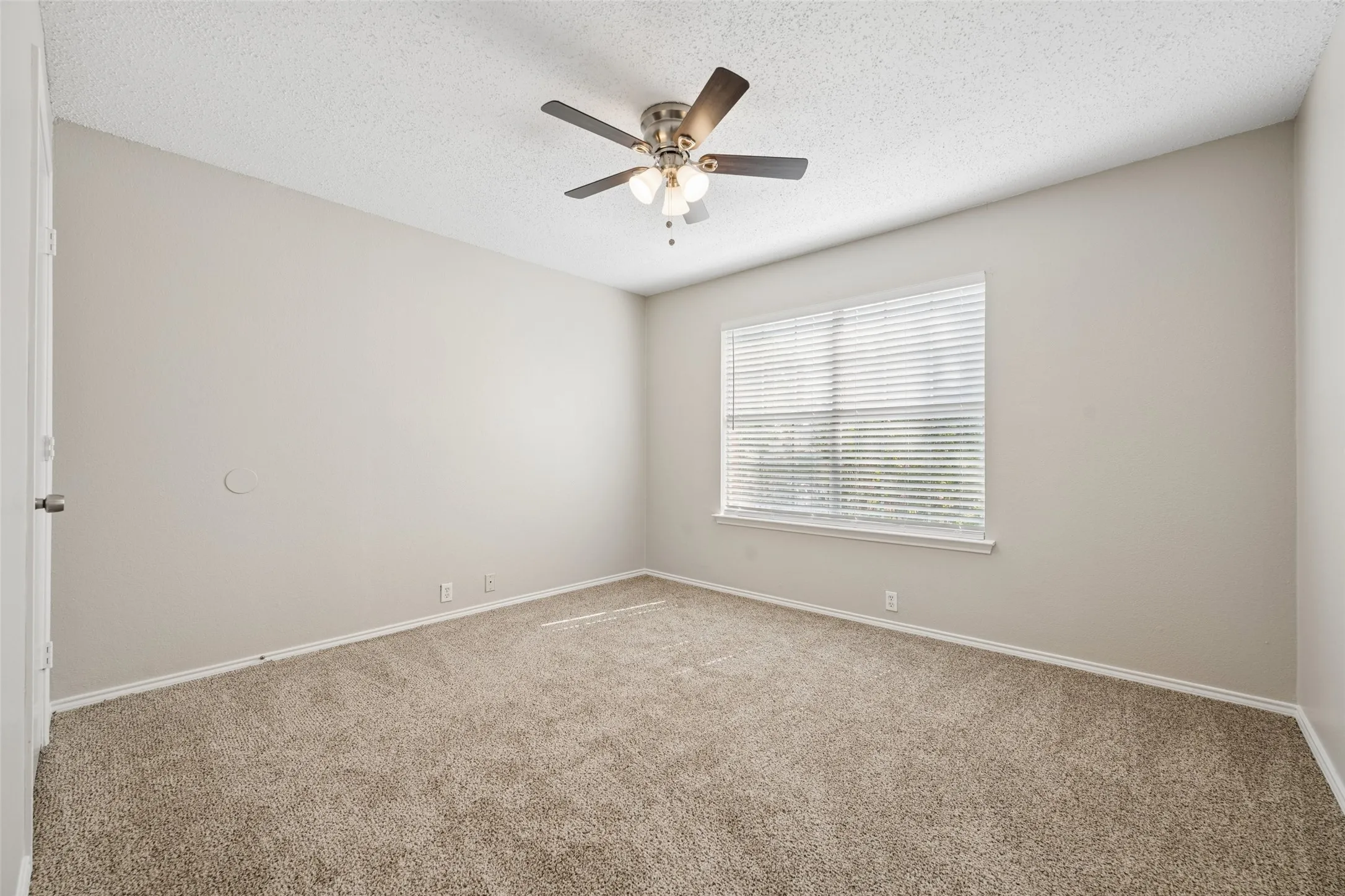 Single Family Residence For Sale in Tarrant County , 7020 Glenshire Drive, Arlington, Texas 76002, 4 Bedroom, 3 Bathroom, 2 Garage spaces, 2,040 Sqft, built in 1999, mls#21351553, Real Estate Agent in Arlington, Homes For Sale in Tarrant county, Homes For Sale in Arlington, Realtor in Arlington Texas, Real Estate Brokerage Independent Realty Texas, Luminita Cordes Realtor