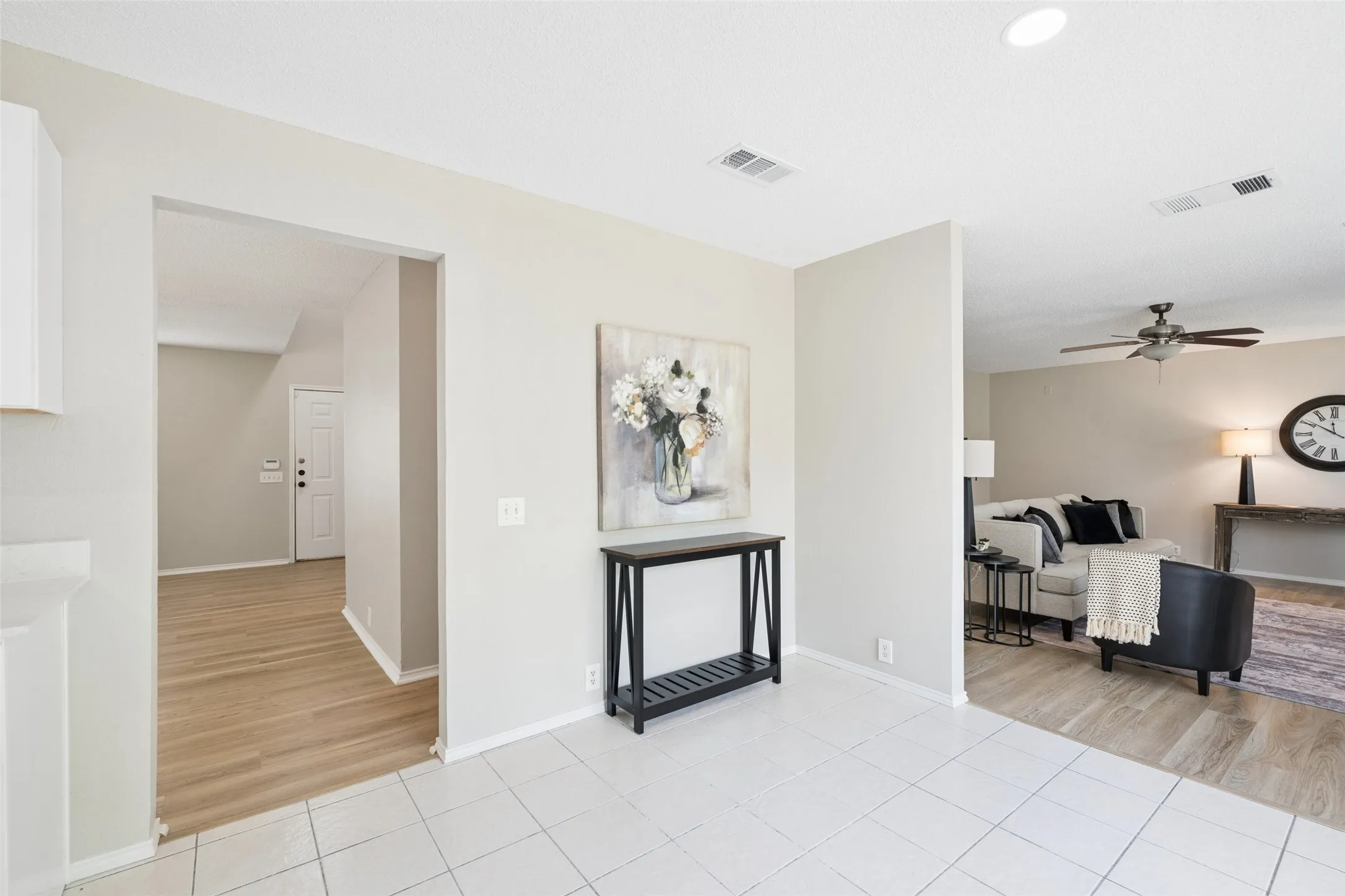 Single Family Residence For Sale in Tarrant County , 7020 Glenshire Drive, Arlington, Texas 76002, 4 Bedroom, 3 Bathroom, 2 Garage spaces, 2,040 Sqft, built in 1999, mls#21351553, Real Estate Agent in Arlington, Homes For Sale in Tarrant county, Homes For Sale in Arlington, Realtor in Arlington Texas, Real Estate Brokerage Independent Realty Texas, Luminita Cordes Realtor