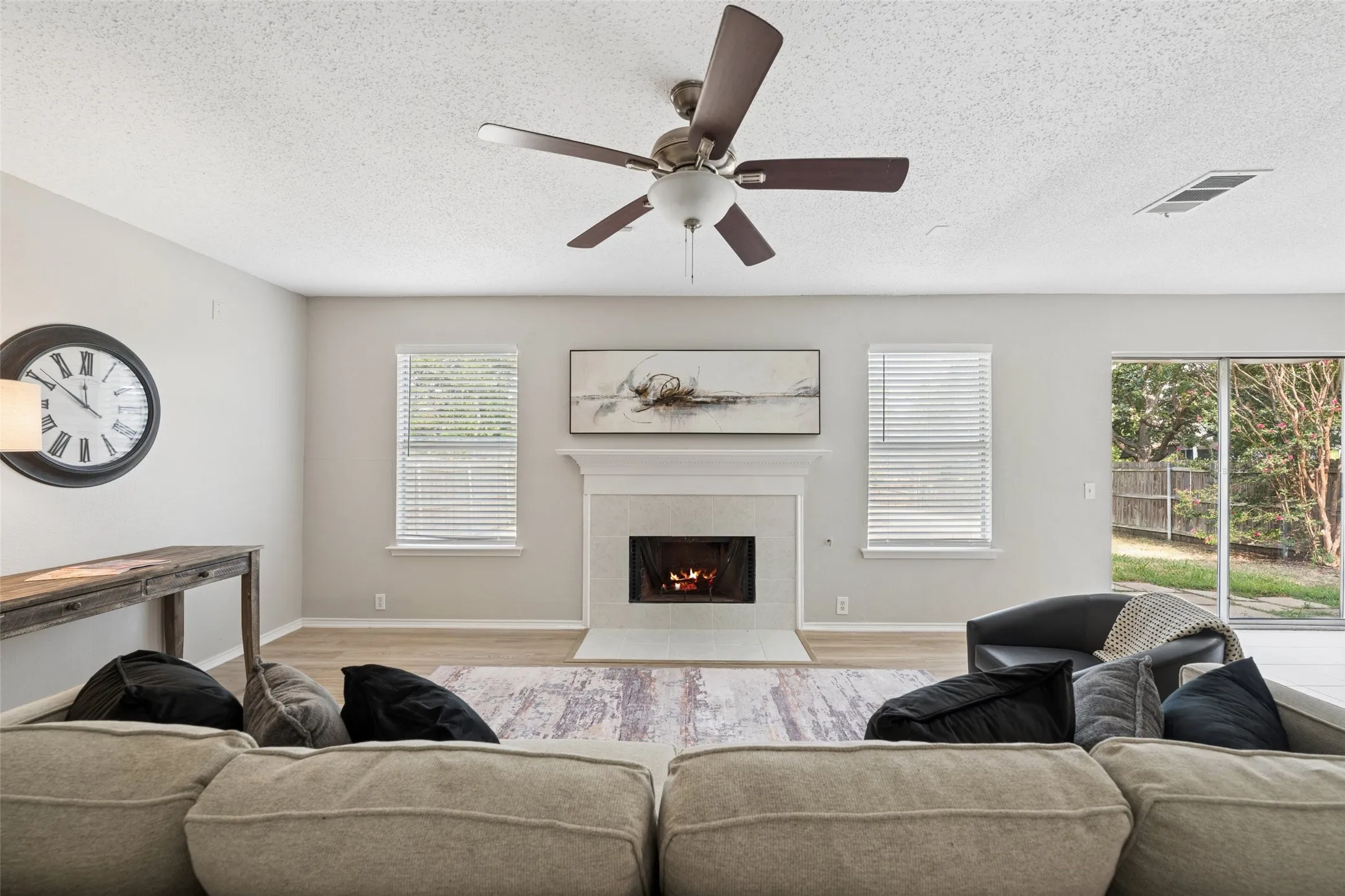 Single Family Residence For Sale in Tarrant County , 7020 Glenshire Drive, Arlington, Texas 76002, 4 Bedroom, 3 Bathroom, 2 Garage spaces, 2,040 Sqft, built in 1999, mls#21351553, Real Estate Agent in Arlington, Homes For Sale in Tarrant county, Homes For Sale in Arlington, Realtor in Arlington Texas, Real Estate Brokerage Independent Realty Texas, Luminita Cordes Realtor