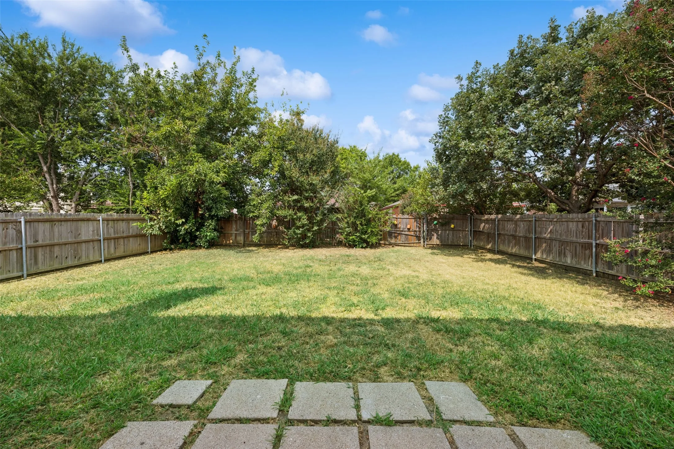 Single Family Residence For Sale in Tarrant County , 7020 Glenshire Drive, Arlington, Texas 76002, 4 Bedroom, 3 Bathroom, 2 Garage spaces, 2,040 Sqft, built in 1999, mls#21351553, Real Estate Agent in Arlington, Homes For Sale in Tarrant county, Homes For Sale in Arlington, Realtor in Arlington Texas, Real Estate Brokerage Independent Realty Texas, Luminita Cordes Realtor