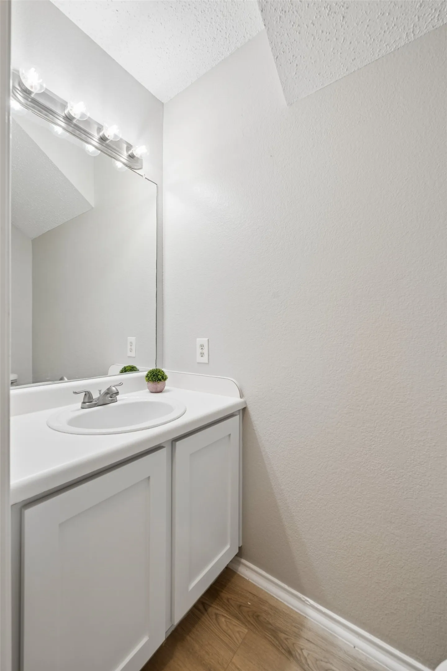 Single Family Residence For Sale in Tarrant County , 7020 Glenshire Drive, Arlington, Texas 76002, 4 Bedroom, 3 Bathroom, 2 Garage spaces, 2,040 Sqft, built in 1999, mls#21351553, Real Estate Agent in Arlington, Homes For Sale in Tarrant county, Homes For Sale in Arlington, Realtor in Arlington Texas, Real Estate Brokerage Independent Realty Texas, Luminita Cordes Realtor