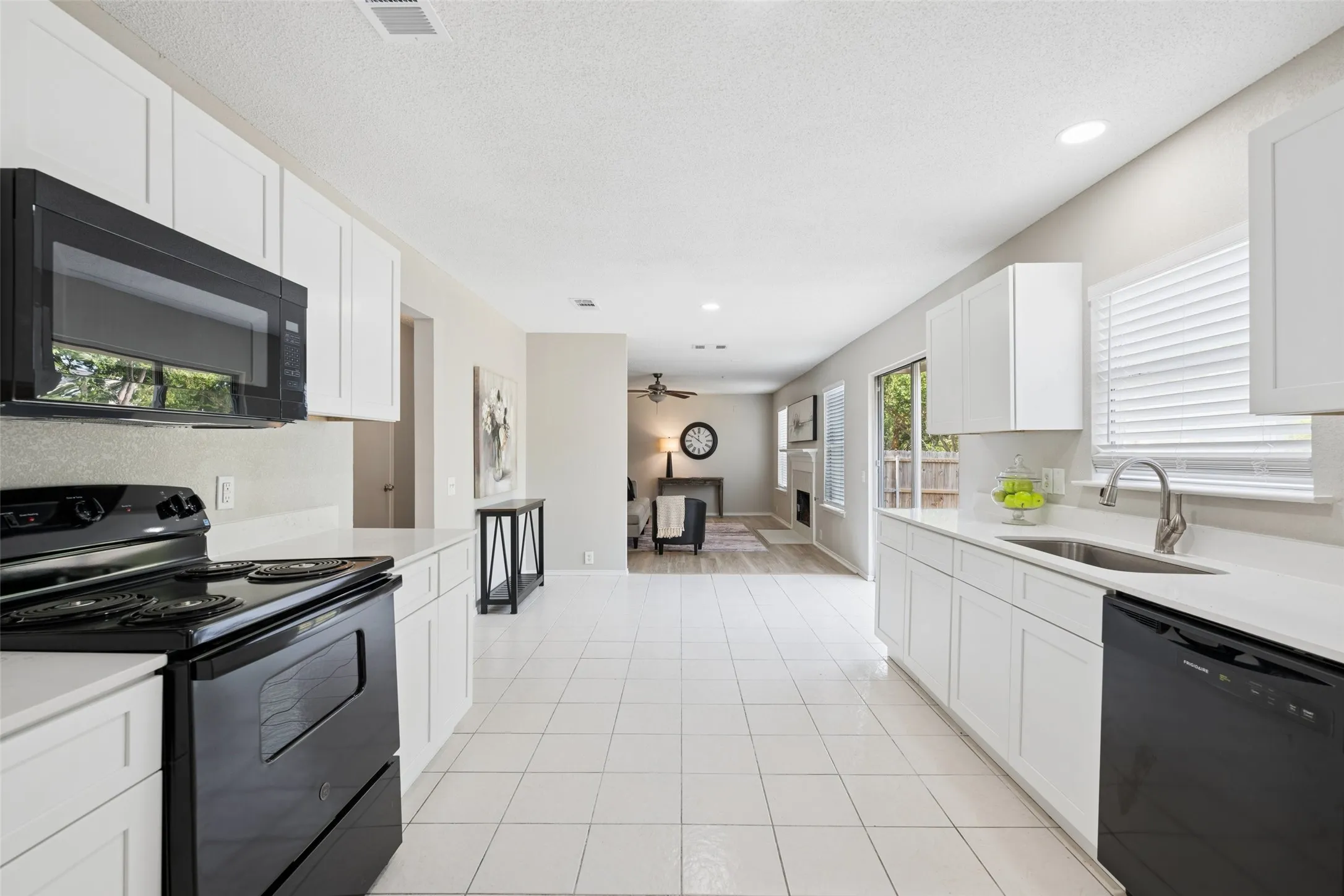 Single Family Residence For Sale in Tarrant County , 7020 Glenshire Drive, Arlington, Texas 76002, 4 Bedroom, 3 Bathroom, 2 Garage spaces, 2,040 Sqft, built in 1999, mls#21351553, Real Estate Agent in Arlington, Homes For Sale in Tarrant county, Homes For Sale in Arlington, Realtor in Arlington Texas, Real Estate Brokerage Independent Realty Texas, Luminita Cordes Realtor