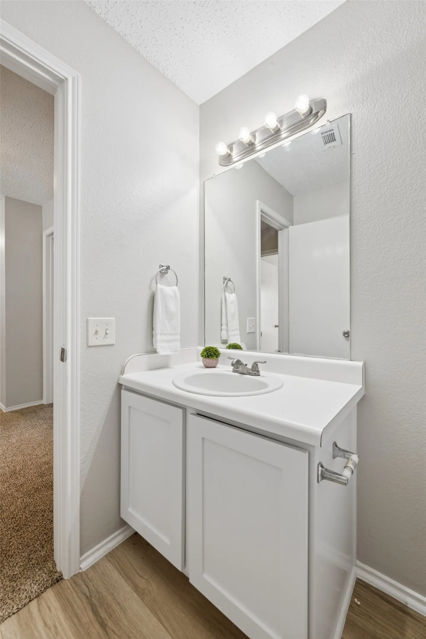 Single Family Residence For Sale in Tarrant County , 7020 Glenshire Drive, Arlington, Texas 76002, 4 Bedroom, 3 Bathroom, 2 Garage spaces, 2,040 Sqft, built in 1999, mls#21351553, Real Estate Agent in Arlington, Homes For Sale in Tarrant county, Homes For Sale in Arlington, Realtor in Arlington Texas, Real Estate Brokerage Independent Realty Texas, Luminita Cordes Realtor
