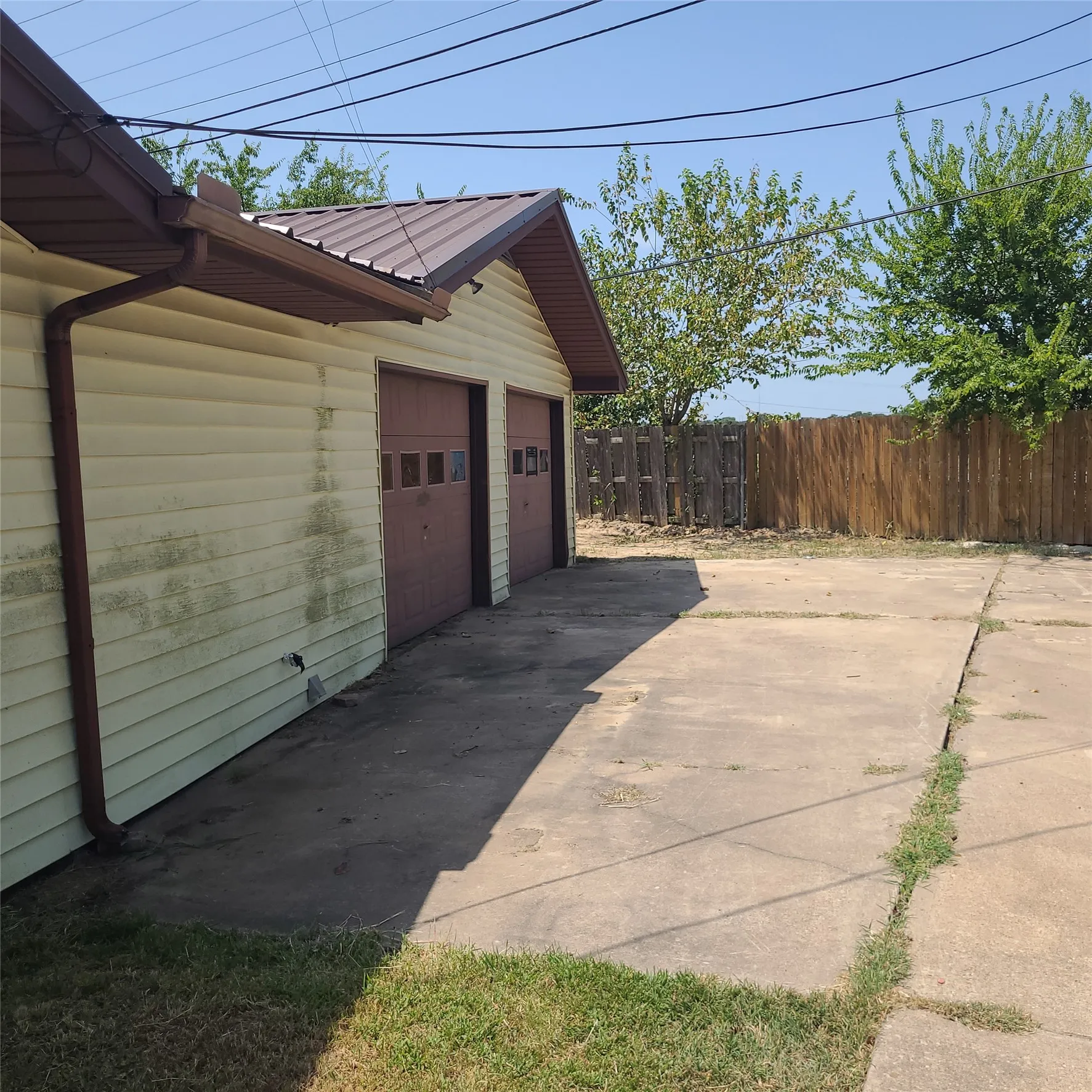 Single Family Residence For Sale in Hunt County , 50010 Del Ra Drive, Greenville, Texas 75402, 3 Bedroom, 2 Bathroom, 2 Garage spaces, 1,414 Sqft, built in 1965, mls#21353095, Real Estate Agent in Greenville, Homes For Sale in Hunt county, Homes For Sale in Greenville, Realtor in Greenville Texas, Real Estate Brokerage Independent Realty Texas, Luminita Cordes Realtor