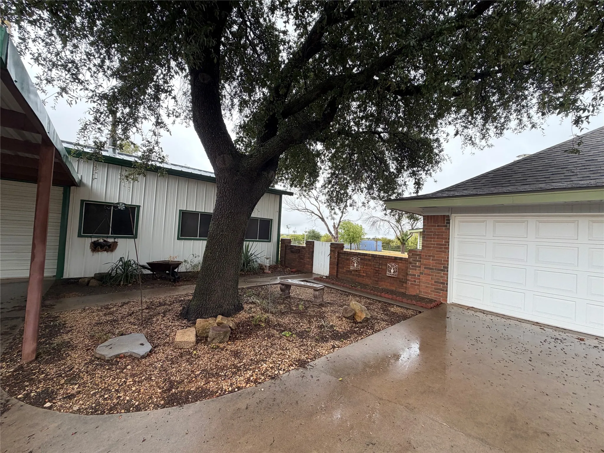 Single Family Residence For Sale in Montague County , 517 E Locust Street, Nocona, Texas 76255, 3 Bedroom, 2 Bathroom, 2 Garage spaces, 2,088 Sqft, built in 1984, mls#21353102, Real Estate Agent in Nocona, Homes For Sale in Montague county, Homes For Sale in Nocona, Realtor in Nocona Texas, Real Estate Brokerage Independent Realty Texas, Luminita Cordes Realtor