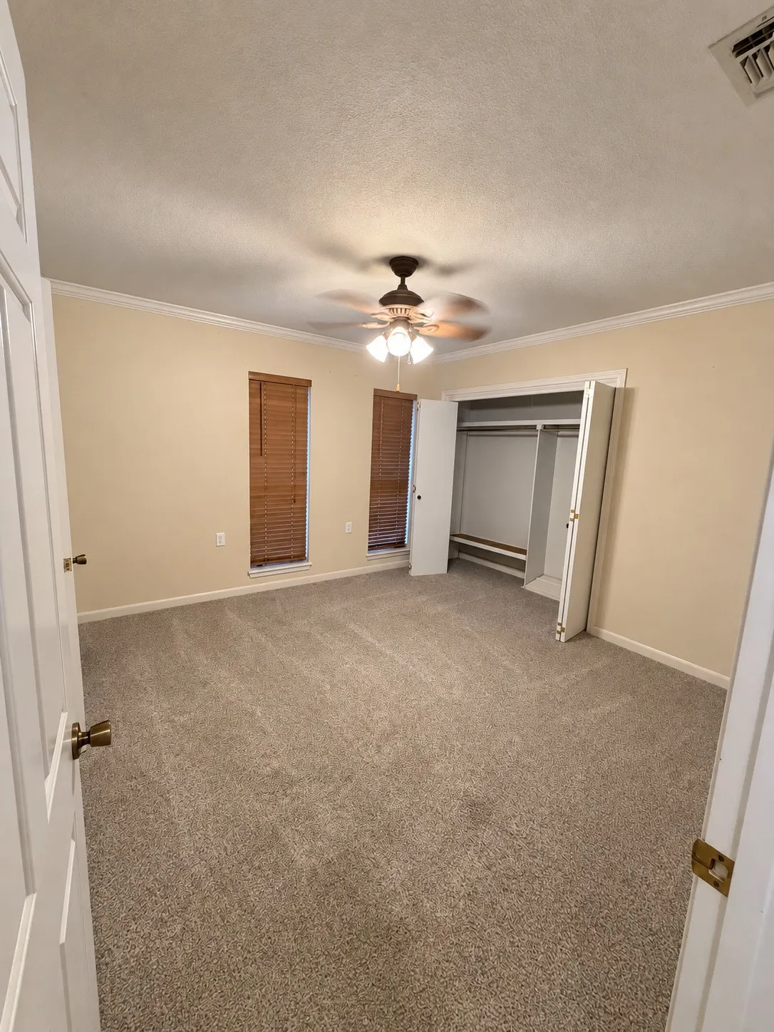 Single Family Residence For Sale in Montague County , 517 E Locust Street, Nocona, Texas 76255, 3 Bedroom, 2 Bathroom, 2 Garage spaces, 2,088 Sqft, built in 1984, mls#21353102, Real Estate Agent in Nocona, Homes For Sale in Montague county, Homes For Sale in Nocona, Realtor in Nocona Texas, Real Estate Brokerage Independent Realty Texas, Luminita Cordes Realtor