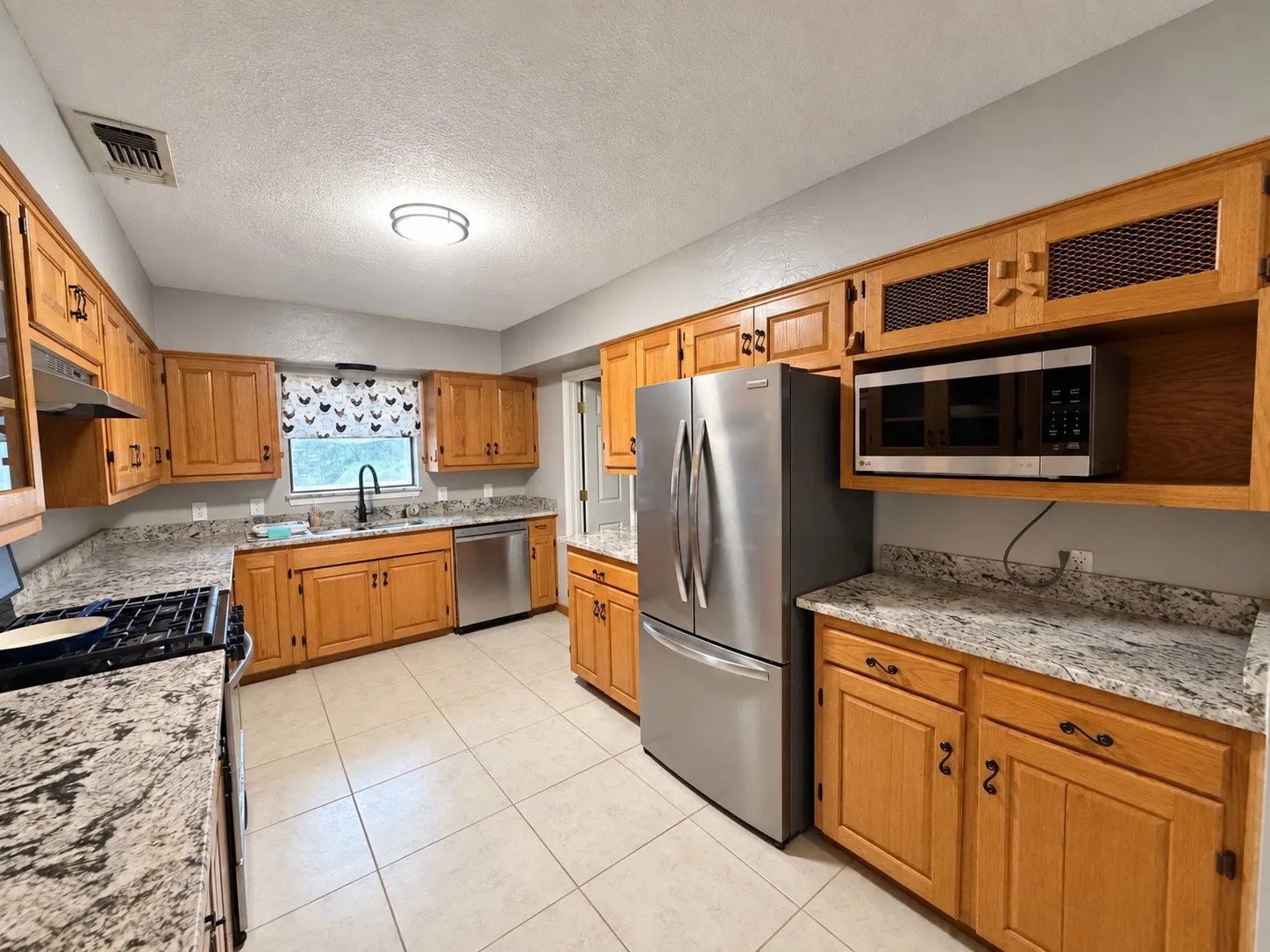 Single Family Residence For Sale in Montague County , 517 E Locust Street, Nocona, Texas 76255, 3 Bedroom, 2 Bathroom, 2 Garage spaces, 2,088 Sqft, built in 1984, mls#21353102, Real Estate Agent in Nocona, Homes For Sale in Montague county, Homes For Sale in Nocona, Realtor in Nocona Texas, Real Estate Brokerage Independent Realty Texas, Luminita Cordes Realtor