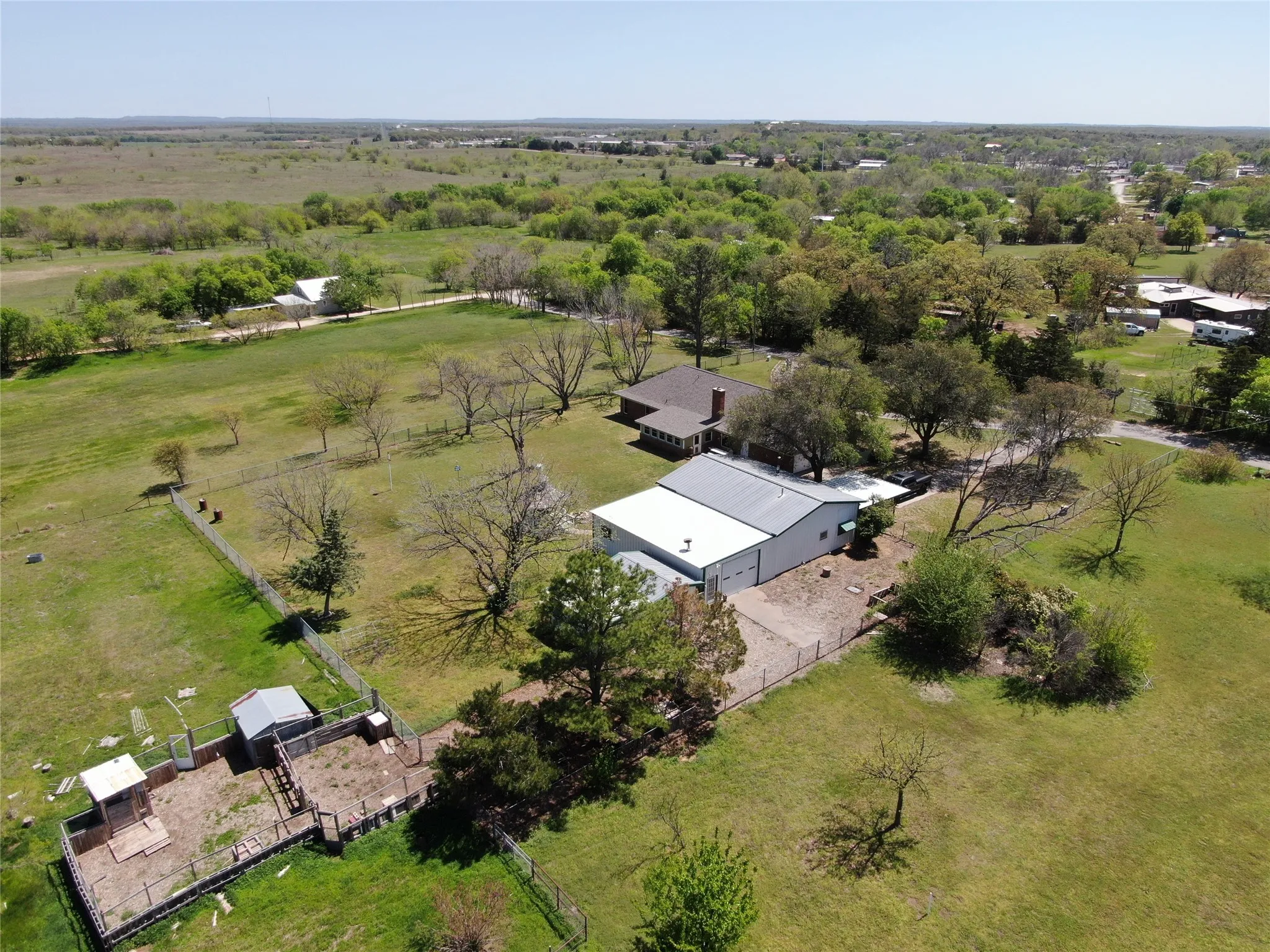 Single Family Residence For Sale in Montague County , 517 E Locust Street, Nocona, Texas 76255, 3 Bedroom, 2 Bathroom, 2 Garage spaces, 2,088 Sqft, built in 1984, mls#21353102, Real Estate Agent in Nocona, Homes For Sale in Montague county, Homes For Sale in Nocona, Realtor in Nocona Texas, Real Estate Brokerage Independent Realty Texas, Luminita Cordes Realtor
