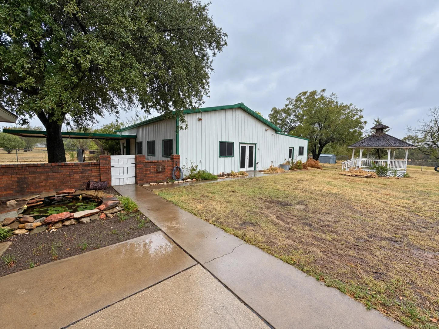 Single Family Residence For Sale in Montague County , 517 E Locust Street, Nocona, Texas 76255, 3 Bedroom, 2 Bathroom, 2 Garage spaces, 2,088 Sqft, built in 1984, mls#21353102, Real Estate Agent in Nocona, Homes For Sale in Montague county, Homes For Sale in Nocona, Realtor in Nocona Texas, Real Estate Brokerage Independent Realty Texas, Luminita Cordes Realtor