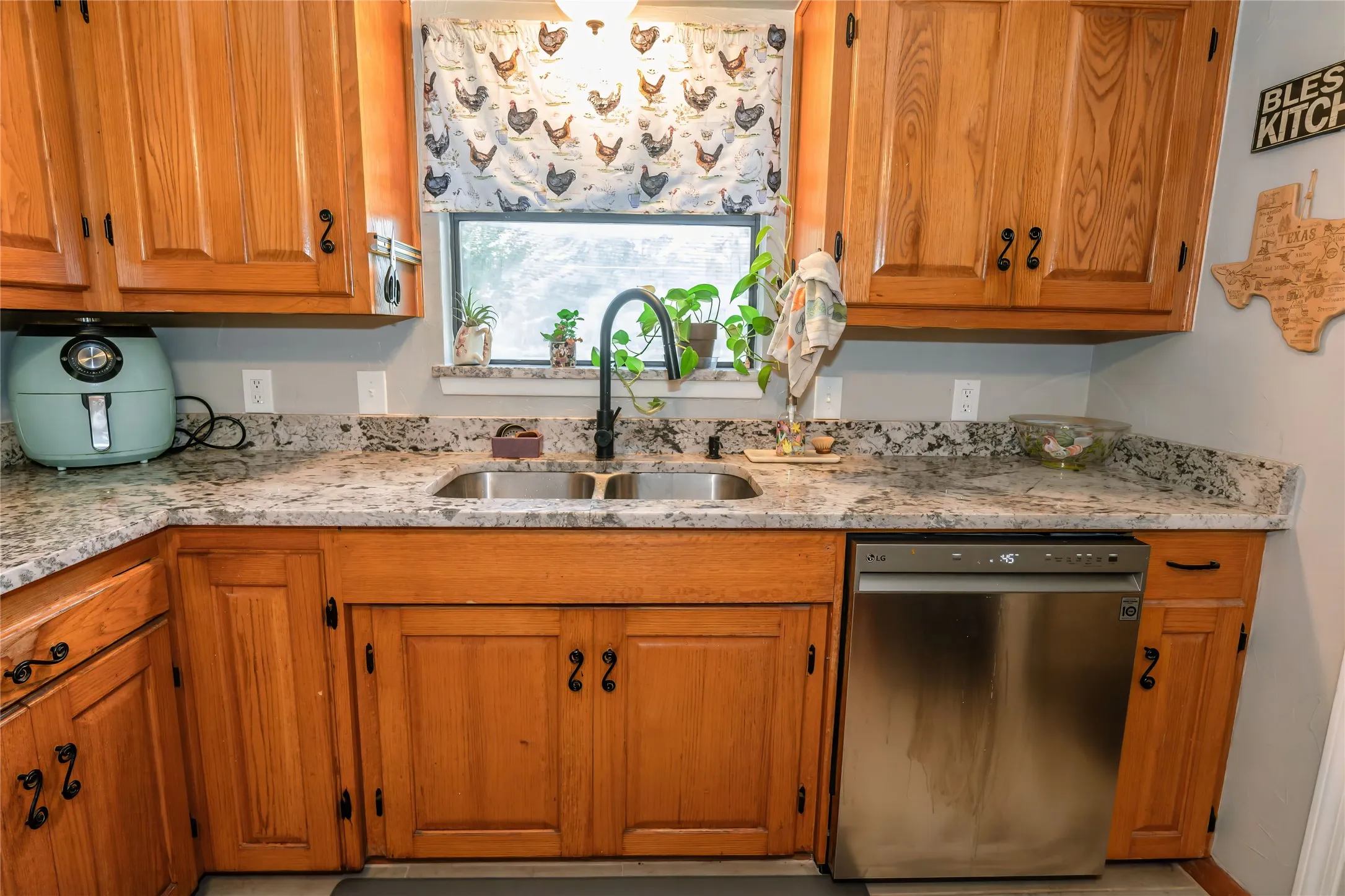 Single Family Residence For Sale in Montague County , 517 E Locust Street, Nocona, Texas 76255, 3 Bedroom, 2 Bathroom, 2 Garage spaces, 2,088 Sqft, built in 1984, mls#21353102, Real Estate Agent in Nocona, Homes For Sale in Montague county, Homes For Sale in Nocona, Realtor in Nocona Texas, Real Estate Brokerage Independent Realty Texas, Luminita Cordes Realtor