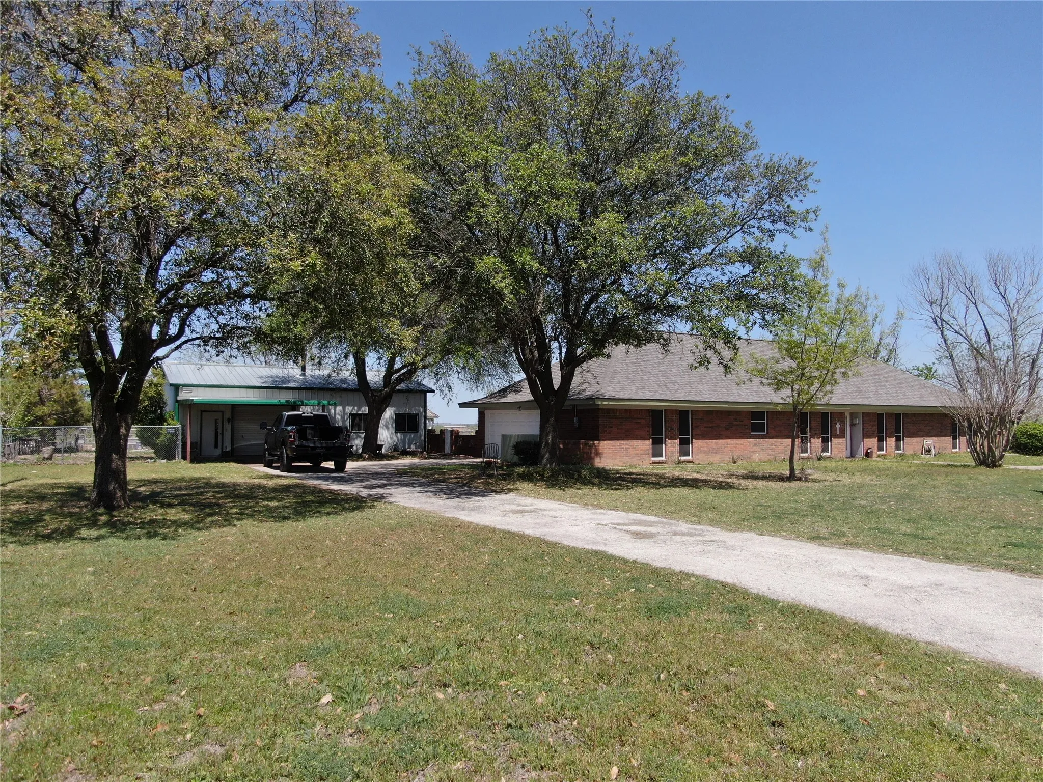 Single Family Residence For Sale in Montague County , 517 E Locust Street, Nocona, Texas 76255, 3 Bedroom, 2 Bathroom, 2 Garage spaces, 2,088 Sqft, built in 1984, mls#21353102, Real Estate Agent in Nocona, Homes For Sale in Montague county, Homes For Sale in Nocona, Realtor in Nocona Texas, Real Estate Brokerage Independent Realty Texas, Luminita Cordes Realtor