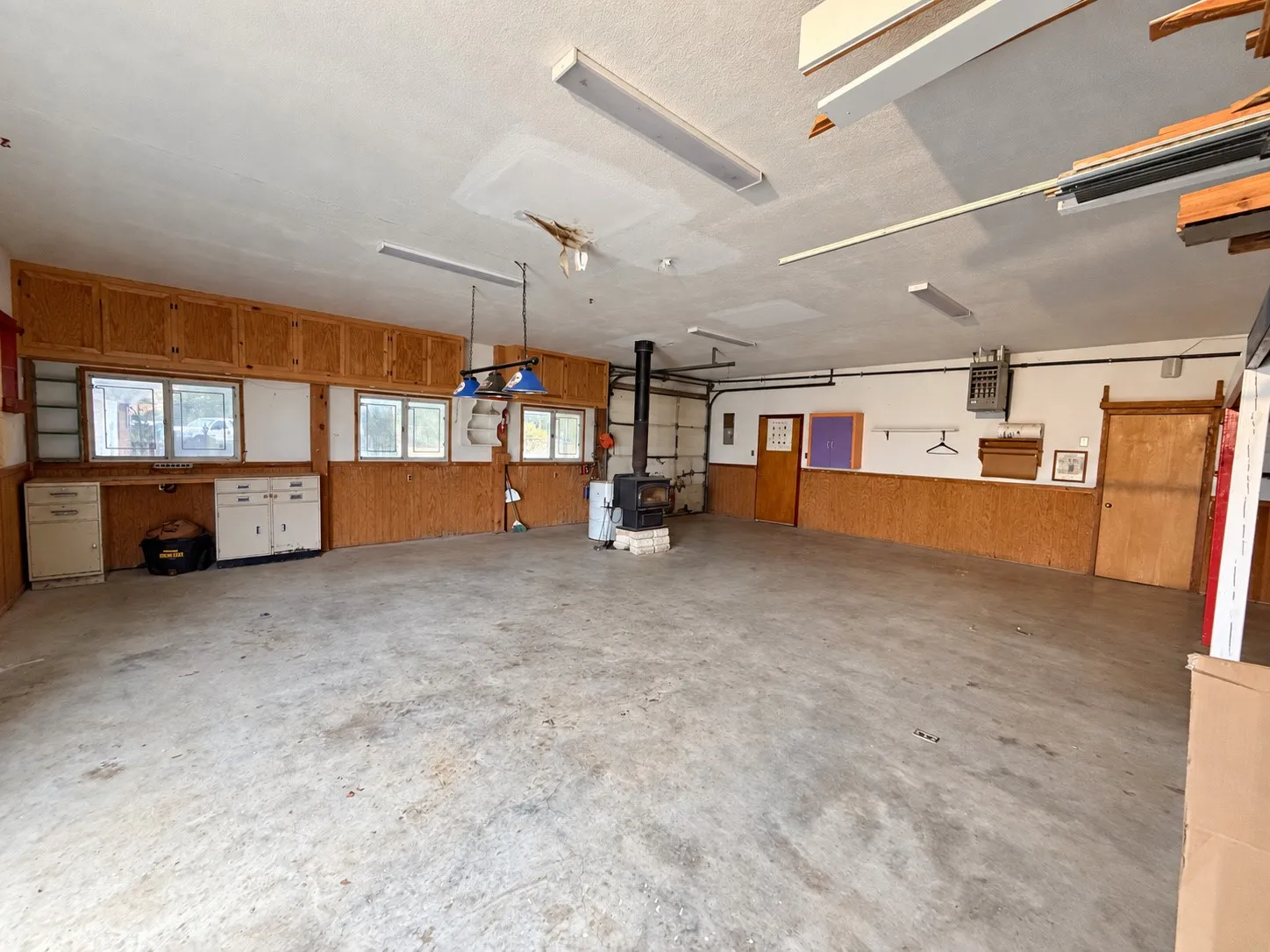 Single Family Residence For Sale in Montague County , 517 E Locust Street, Nocona, Texas 76255, 3 Bedroom, 2 Bathroom, 2 Garage spaces, 2,088 Sqft, built in 1984, mls#21353102, Real Estate Agent in Nocona, Homes For Sale in Montague county, Homes For Sale in Nocona, Realtor in Nocona Texas, Real Estate Brokerage Independent Realty Texas, Luminita Cordes Realtor