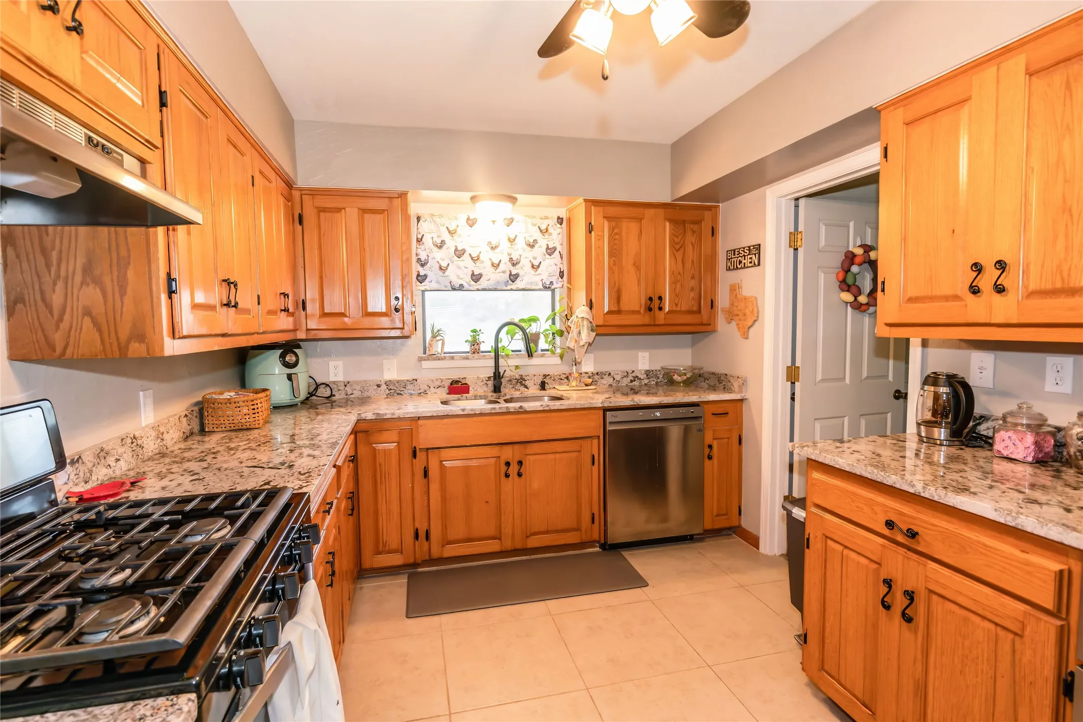 Single Family Residence For Sale in Montague County , 517 E Locust Street, Nocona, Texas 76255, 3 Bedroom, 2 Bathroom, 2 Garage spaces, 2,088 Sqft, built in 1984, mls#21353102, Real Estate Agent in Nocona, Homes For Sale in Montague county, Homes For Sale in Nocona, Realtor in Nocona Texas, Real Estate Brokerage Independent Realty Texas, Luminita Cordes Realtor
