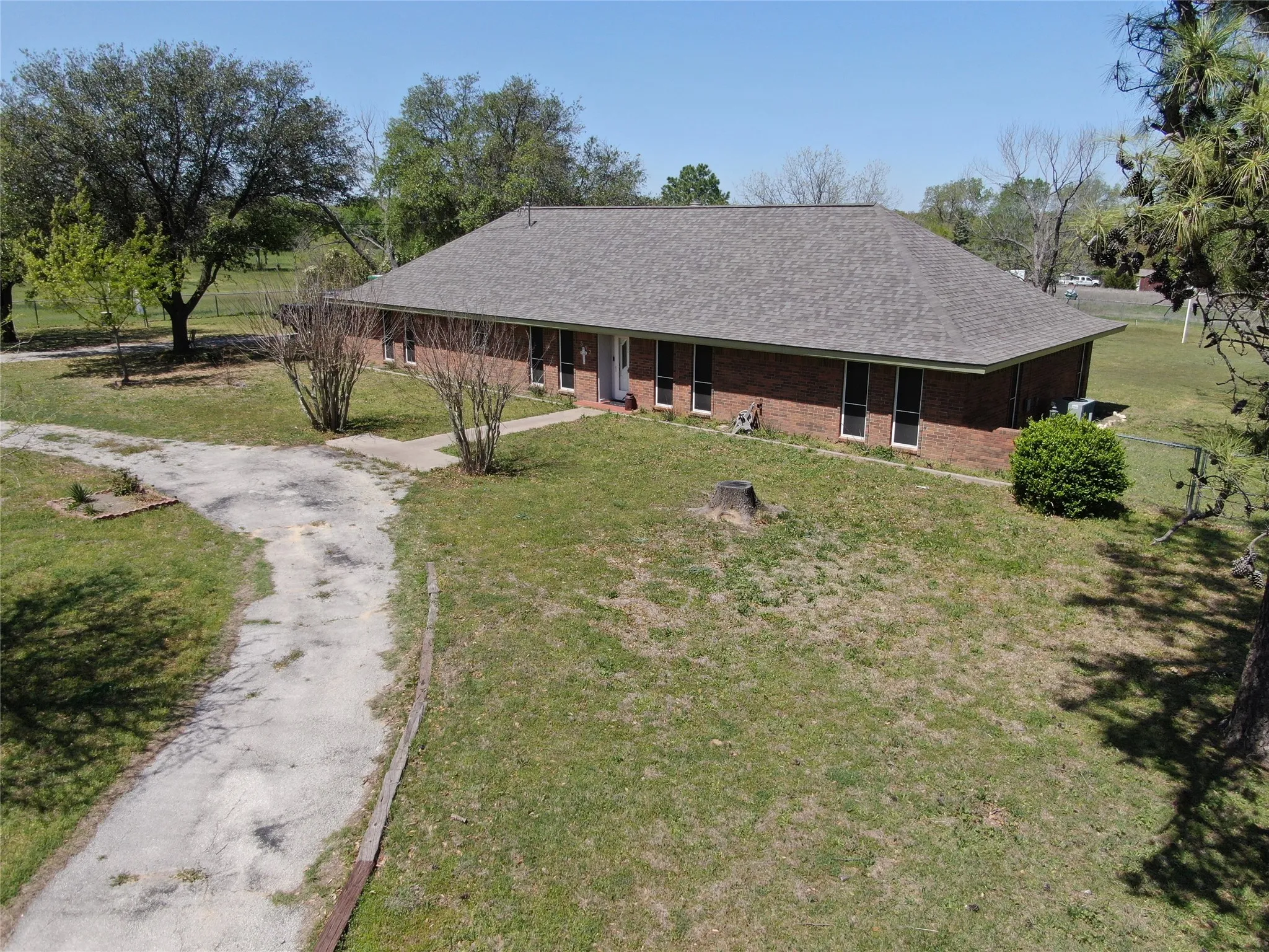 Single Family Residence For Sale in Montague County , 517 E Locust Street, Nocona, Texas 76255, 3 Bedroom, 2 Bathroom, 2 Garage spaces, 2,088 Sqft, built in 1984, mls#21353102, Real Estate Agent in Nocona, Homes For Sale in Montague county, Homes For Sale in Nocona, Realtor in Nocona Texas, Real Estate Brokerage Independent Realty Texas, Luminita Cordes Realtor