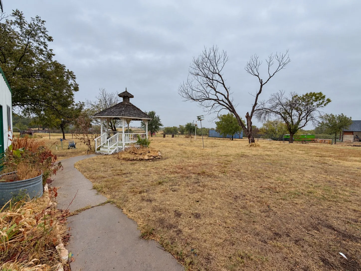 Single Family Residence For Sale in Montague County , 517 E Locust Street, Nocona, Texas 76255, 3 Bedroom, 2 Bathroom, 2 Garage spaces, 2,088 Sqft, built in 1984, mls#21353102, Real Estate Agent in Nocona, Homes For Sale in Montague county, Homes For Sale in Nocona, Realtor in Nocona Texas, Real Estate Brokerage Independent Realty Texas, Luminita Cordes Realtor