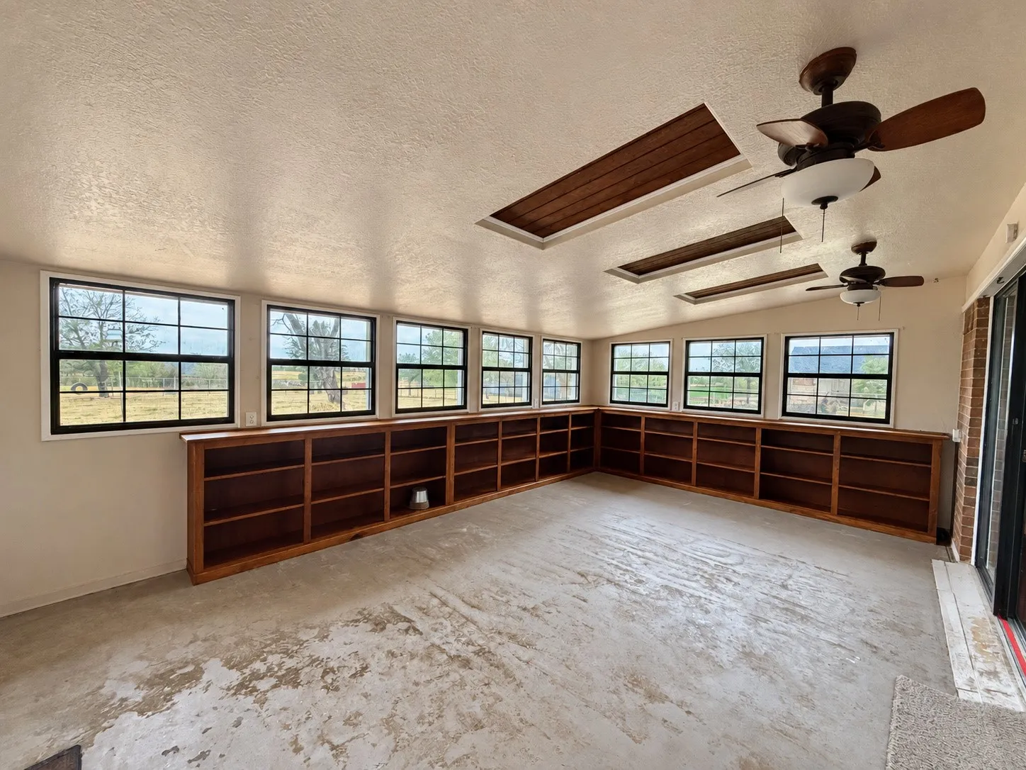 Single Family Residence For Sale in Montague County , 517 E Locust Street, Nocona, Texas 76255, 3 Bedroom, 2 Bathroom, 2 Garage spaces, 2,088 Sqft, built in 1984, mls#21353102, Real Estate Agent in Nocona, Homes For Sale in Montague county, Homes For Sale in Nocona, Realtor in Nocona Texas, Real Estate Brokerage Independent Realty Texas, Luminita Cordes Realtor