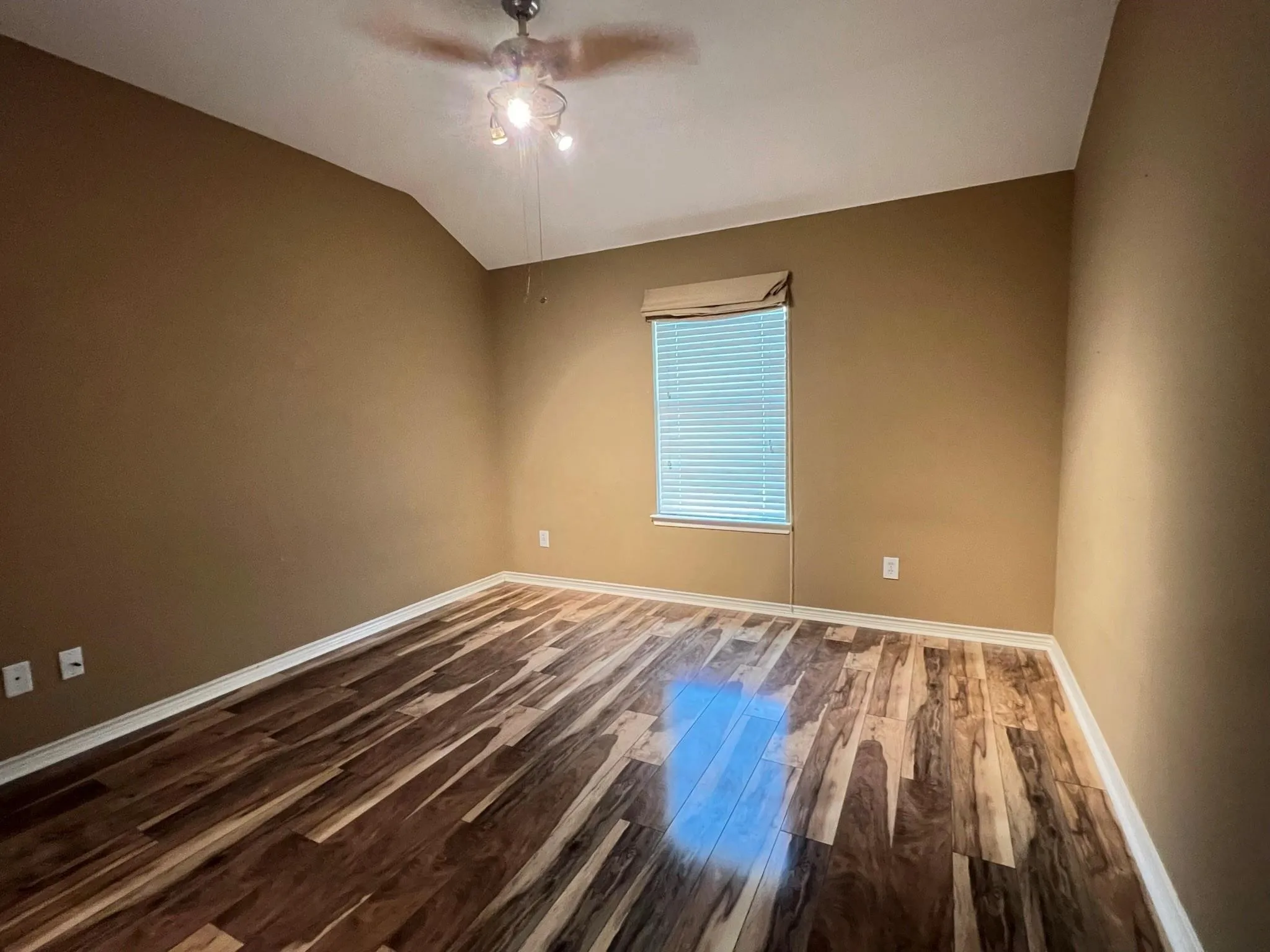 Single Family Residence For Rent in Collin County , 1234 Iowa Road, Murphy, Texas 75094, 3 Bedroom, 2 Bathroom, 2 Garage spaces, 1,917 Sqft, built in 2006, mls#21353106, Real Estate Agent in Murphy, Homes For Rent in Collin county, Homes For Rent in Murphy, Realtor in Murphy Texas, Real Estate Brokerage Independent Realty Texas, Luminita Cordes Realtor