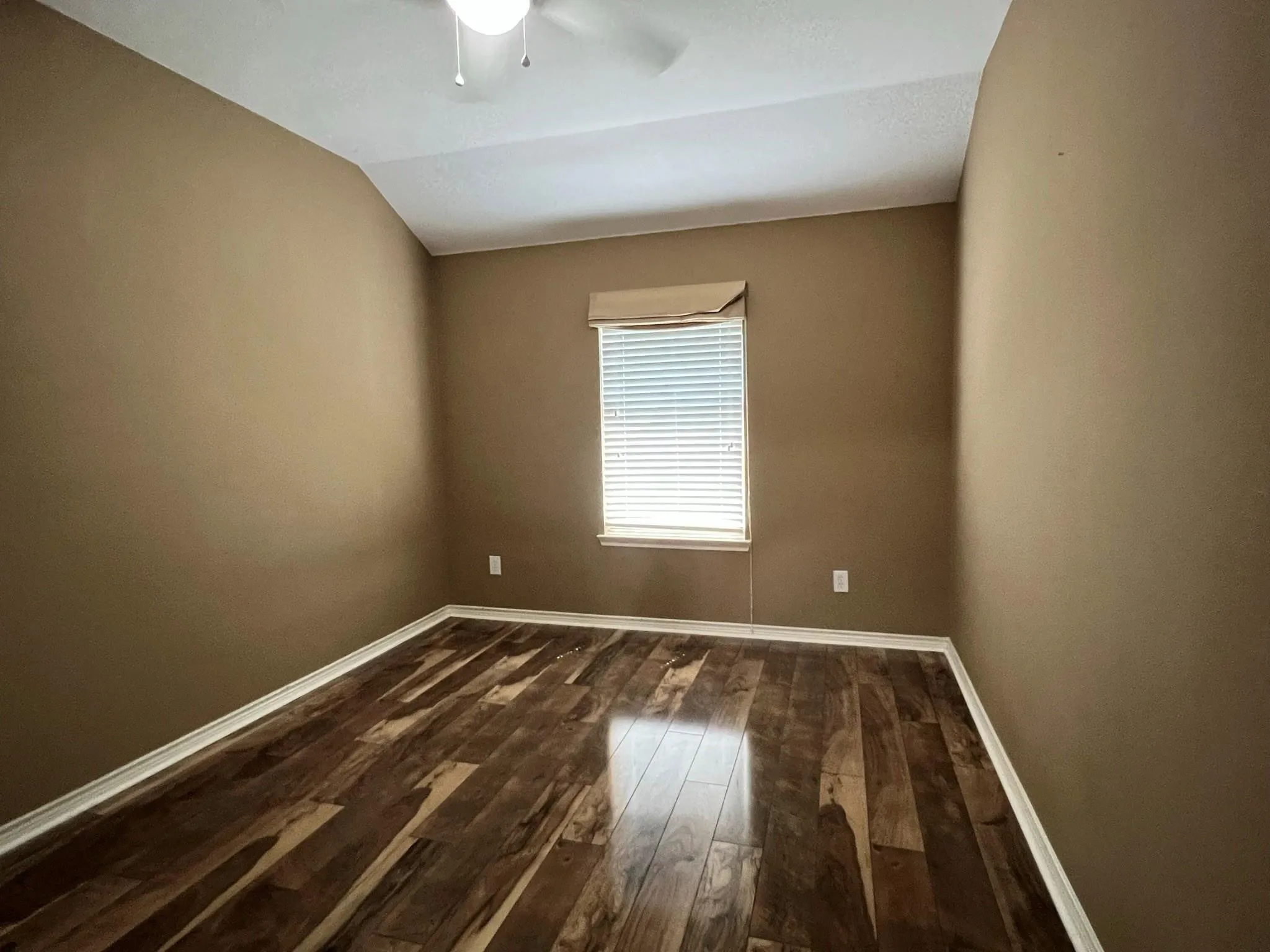 Single Family Residence For Rent in Collin County , 1234 Iowa Road, Murphy, Texas 75094, 3 Bedroom, 2 Bathroom, 2 Garage spaces, 1,917 Sqft, built in 2006, mls#21353106, Real Estate Agent in Murphy, Homes For Rent in Collin county, Homes For Rent in Murphy, Realtor in Murphy Texas, Real Estate Brokerage Independent Realty Texas, Luminita Cordes Realtor