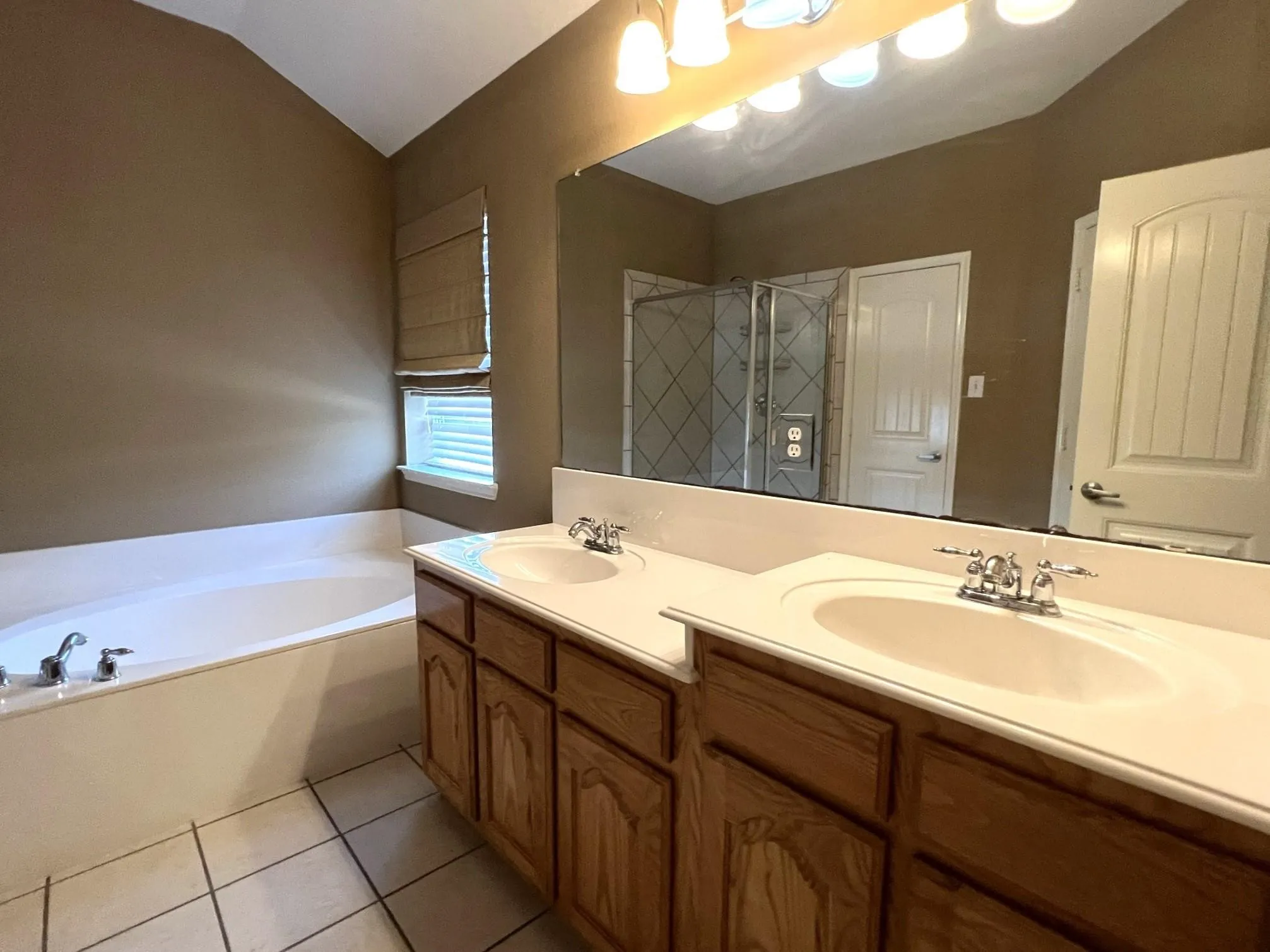Single Family Residence For Rent in Collin County , 1234 Iowa Road, Murphy, Texas 75094, 3 Bedroom, 2 Bathroom, 2 Garage spaces, 1,917 Sqft, built in 2006, mls#21353106, Real Estate Agent in Murphy, Homes For Rent in Collin county, Homes For Rent in Murphy, Realtor in Murphy Texas, Real Estate Brokerage Independent Realty Texas, Luminita Cordes Realtor