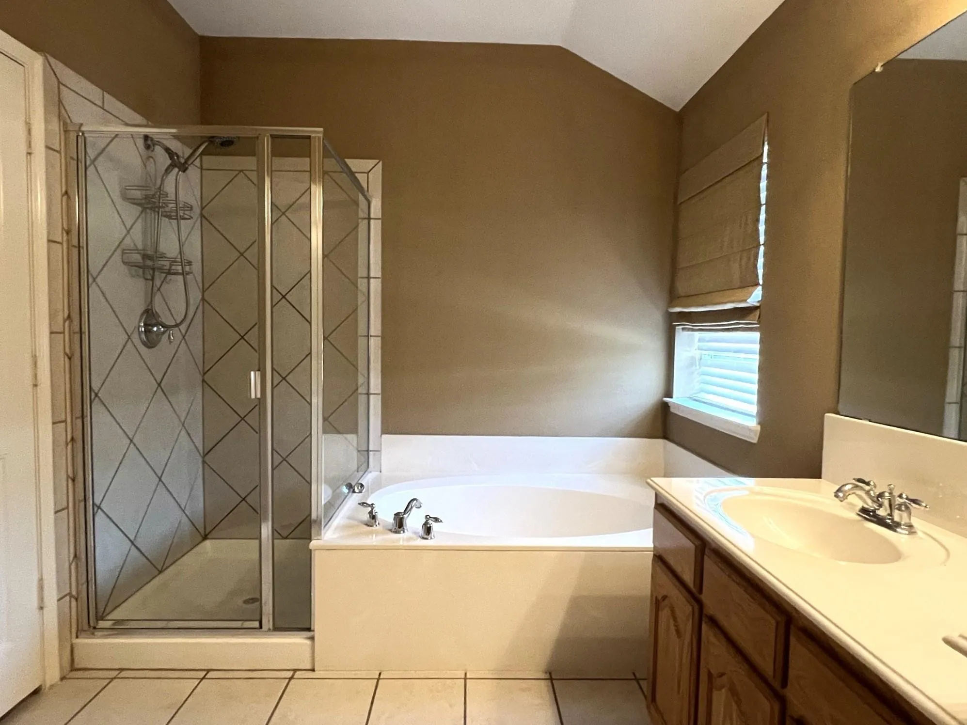 Single Family Residence For Rent in Collin County , 1234 Iowa Road, Murphy, Texas 75094, 3 Bedroom, 2 Bathroom, 2 Garage spaces, 1,917 Sqft, built in 2006, mls#21353106, Real Estate Agent in Murphy, Homes For Rent in Collin county, Homes For Rent in Murphy, Realtor in Murphy Texas, Real Estate Brokerage Independent Realty Texas, Luminita Cordes Realtor