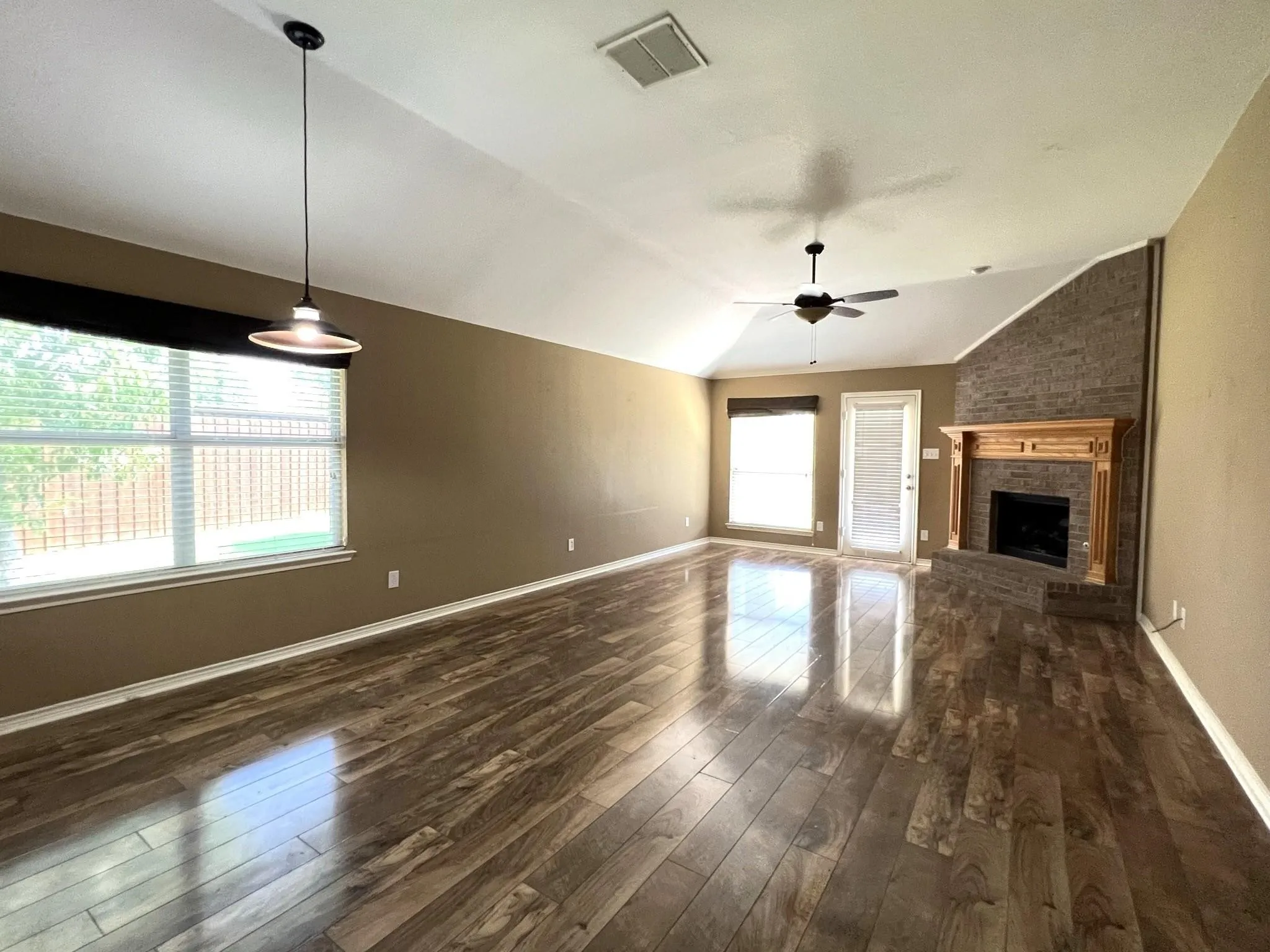Single Family Residence For Rent in Collin County , 1234 Iowa Road, Murphy, Texas 75094, 3 Bedroom, 2 Bathroom, 2 Garage spaces, 1,917 Sqft, built in 2006, mls#21353106, Real Estate Agent in Murphy, Homes For Rent in Collin county, Homes For Rent in Murphy, Realtor in Murphy Texas, Real Estate Brokerage Independent Realty Texas, Luminita Cordes Realtor