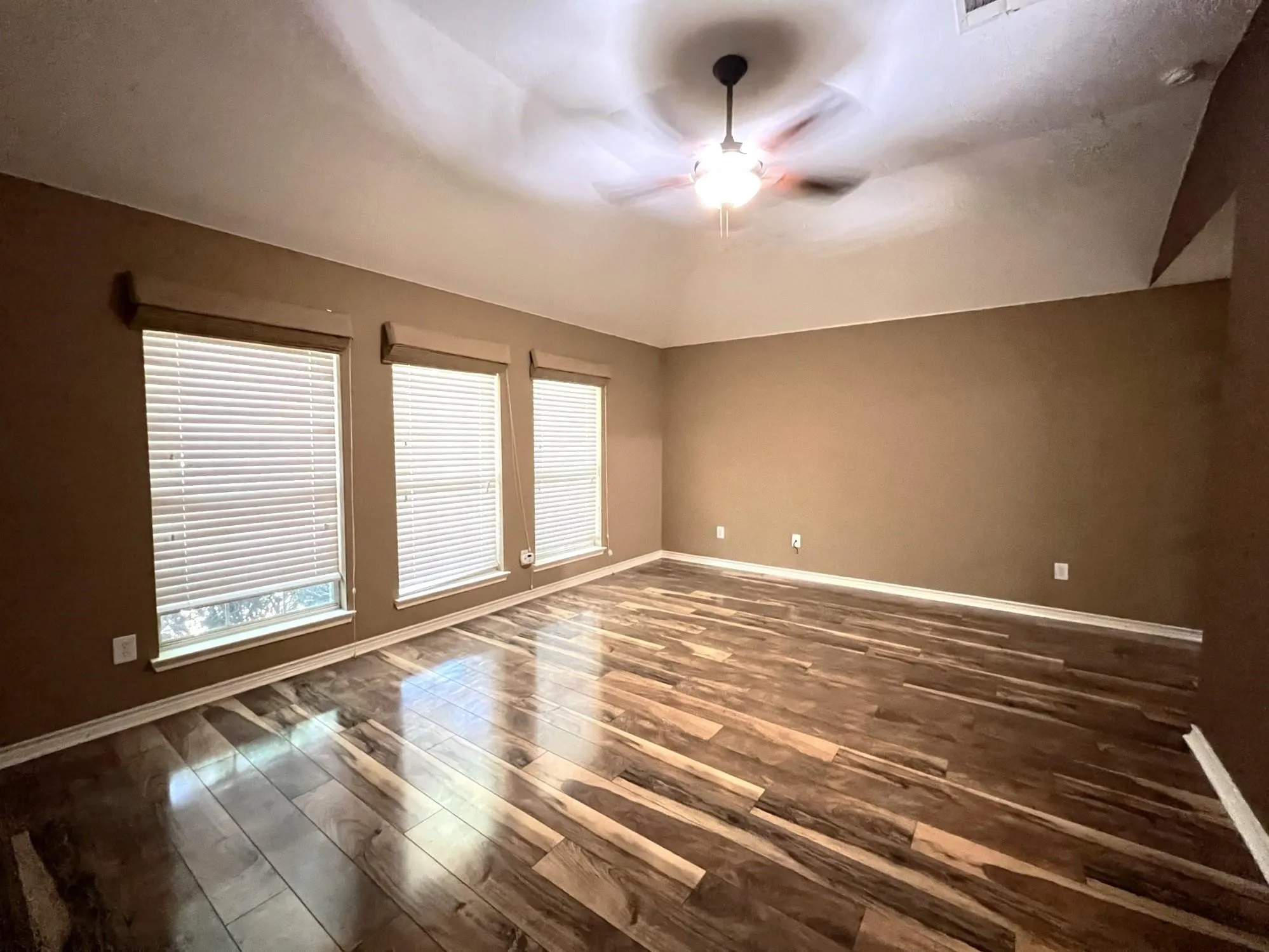 Single Family Residence For Rent in Collin County , 1234 Iowa Road, Murphy, Texas 75094, 3 Bedroom, 2 Bathroom, 2 Garage spaces, 1,917 Sqft, built in 2006, mls#21353106, Real Estate Agent in Murphy, Homes For Rent in Collin county, Homes For Rent in Murphy, Realtor in Murphy Texas, Real Estate Brokerage Independent Realty Texas, Luminita Cordes Realtor